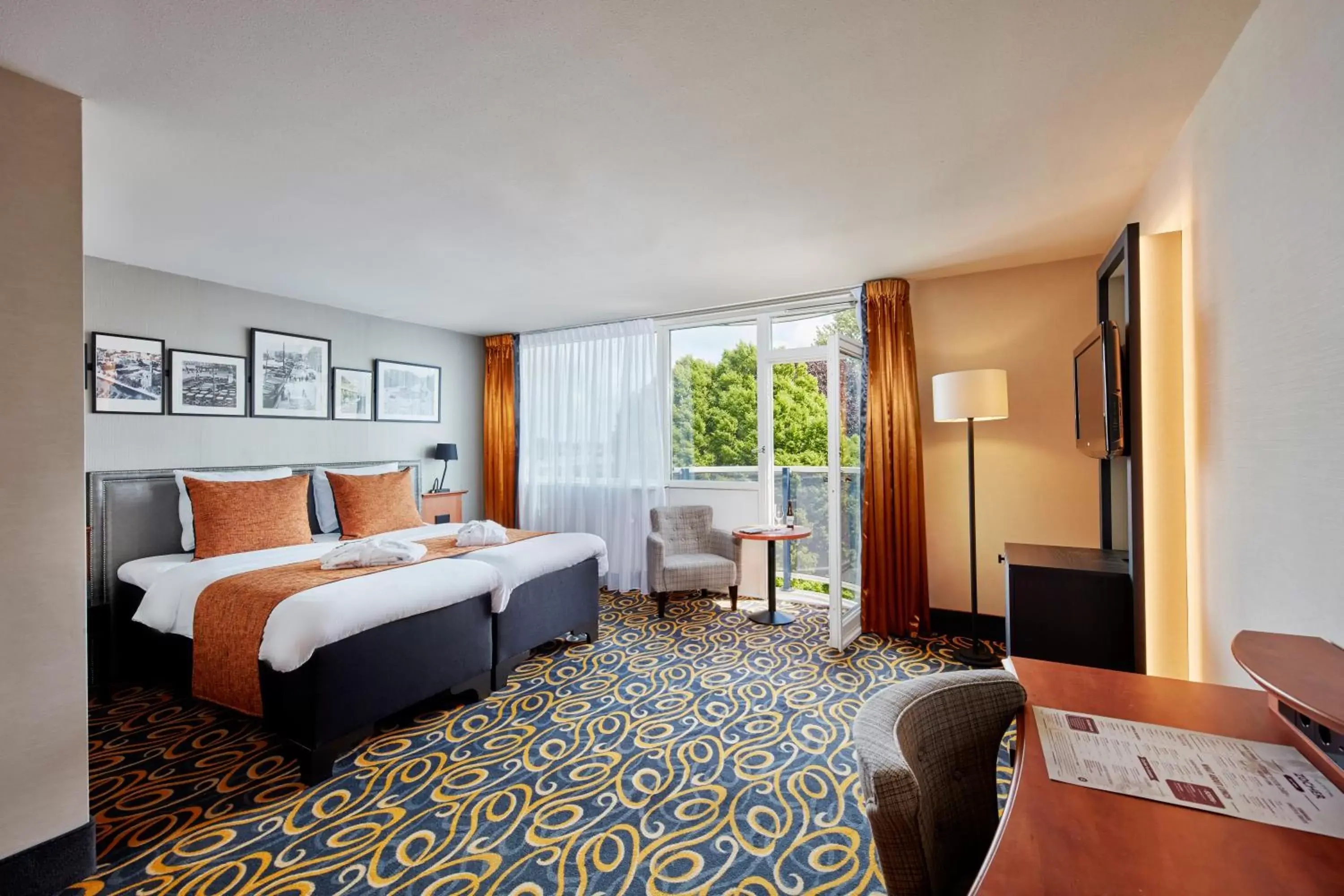 Deluxe Double or Twin Room with Balcony in Carlton Square Hotel
