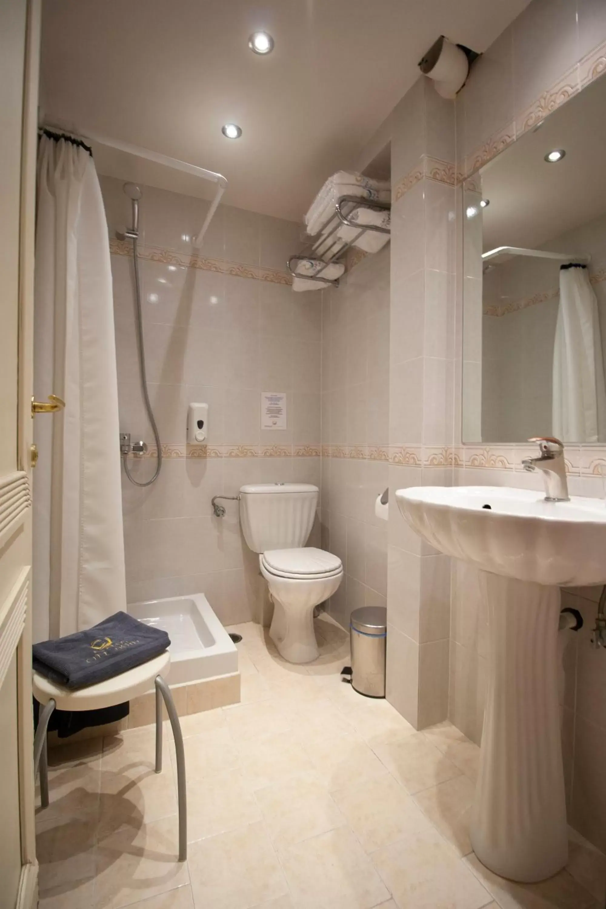 Bathroom in Piraeus City Hotel