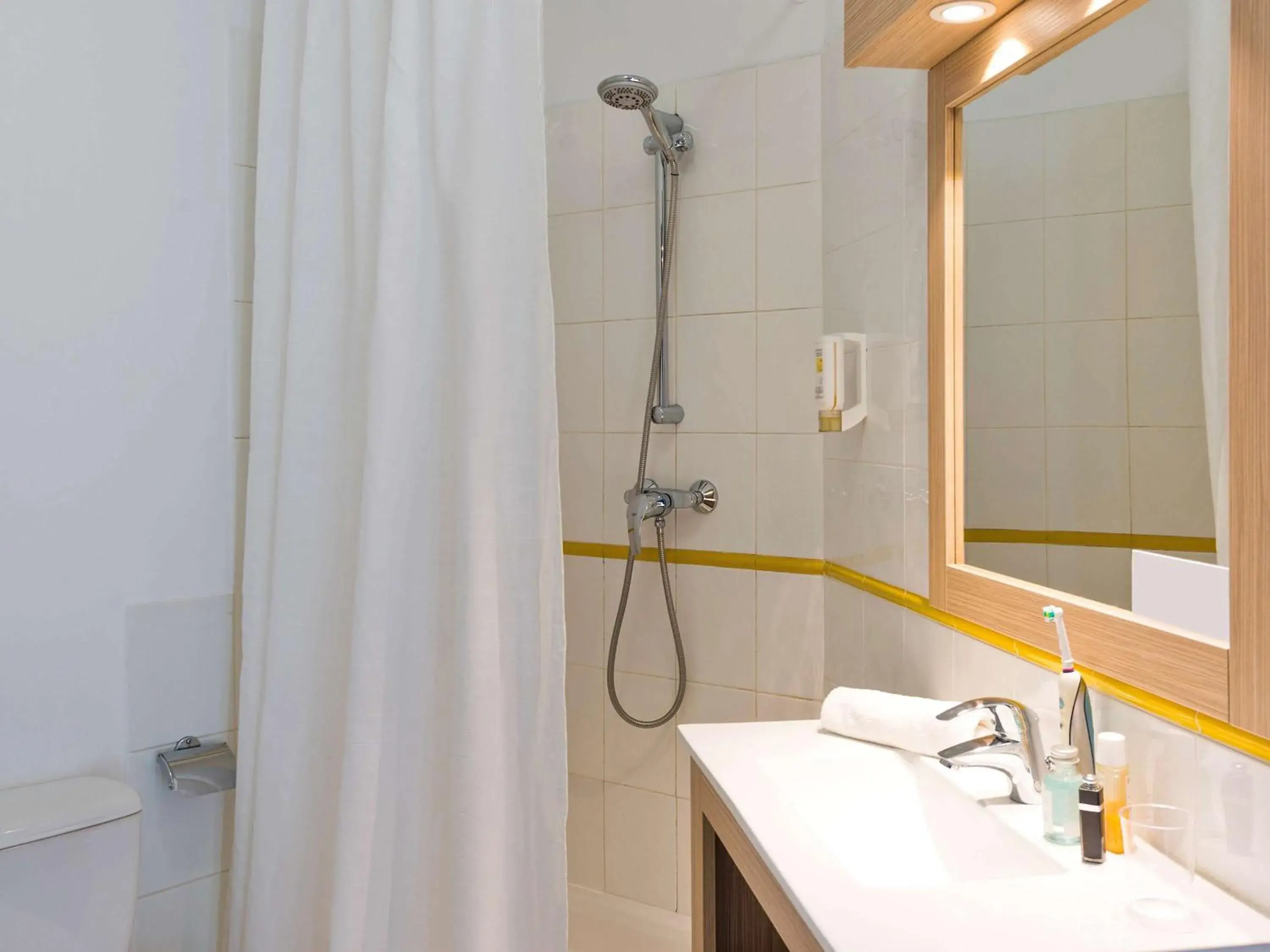 Photo of the whole room, Bathroom in Aparthotel Adagio Access Nice Magnan