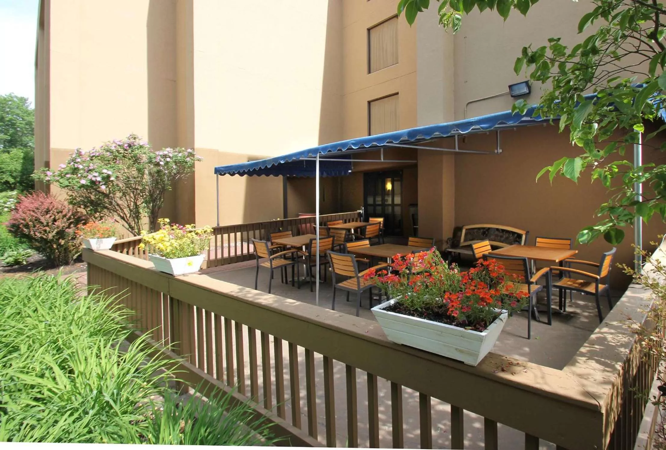 Patio in Hampton Inn Portland-Airport