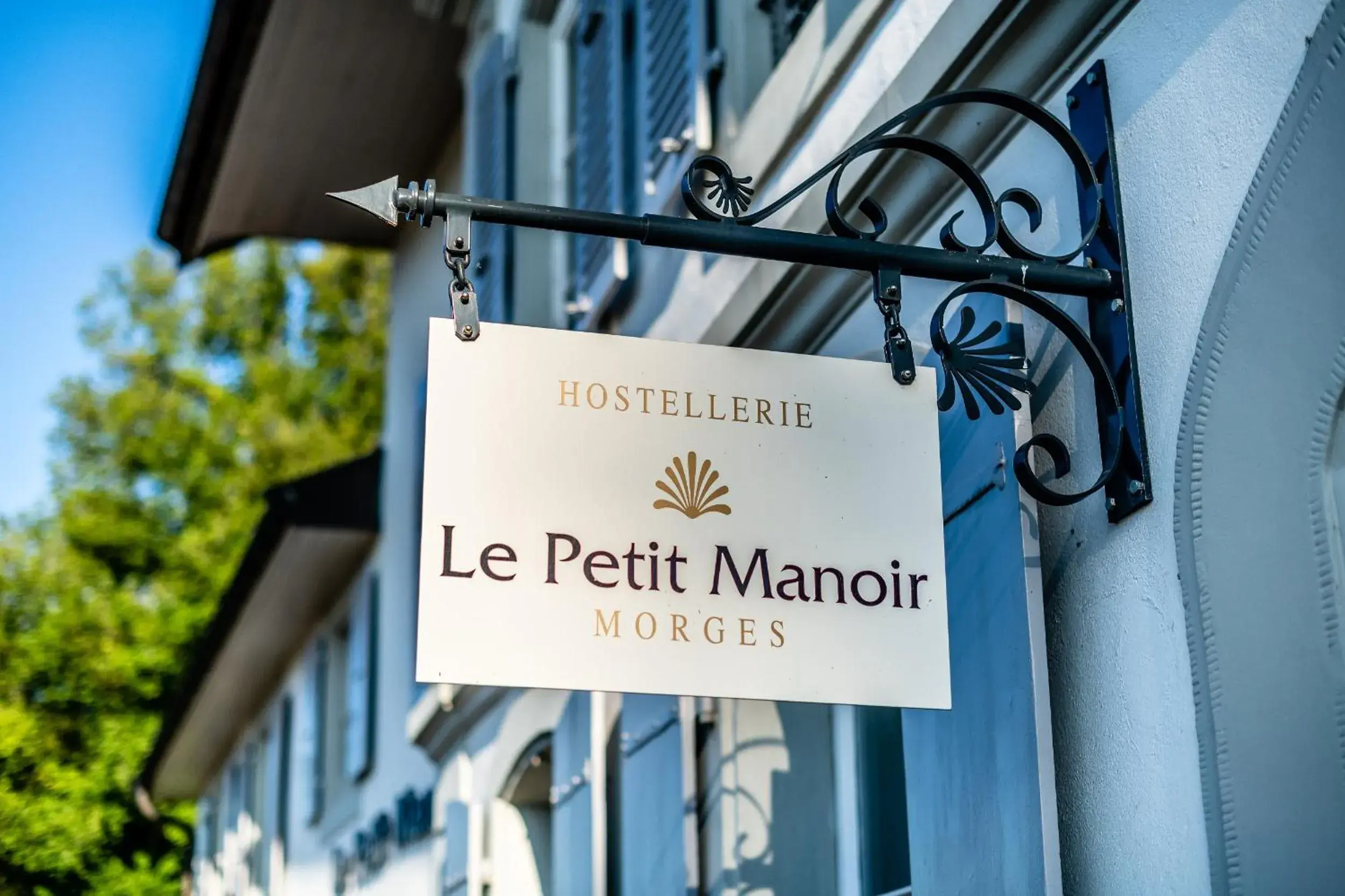 Property building, Property Logo/Sign in Hostellerie Le Petit Manoir