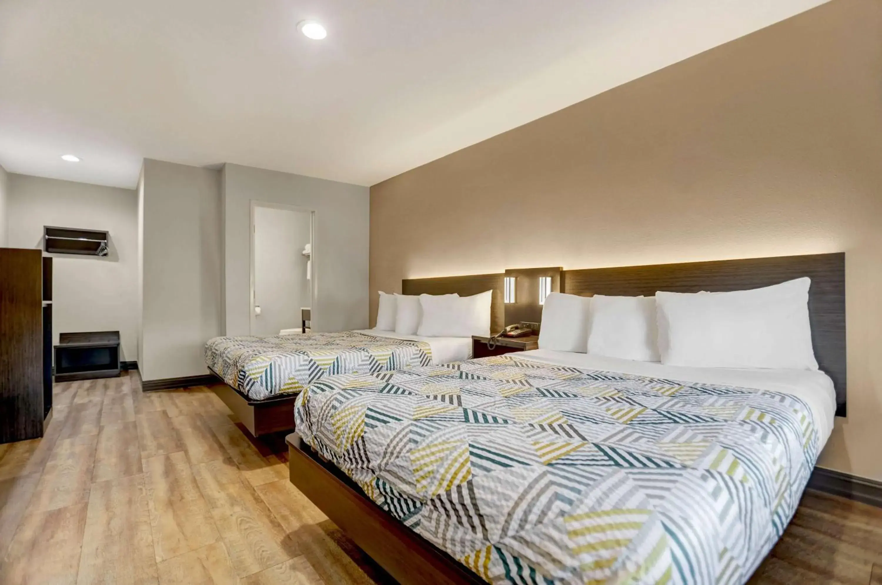 Bedroom, Bed in Motel 6 San Diego, CA Airport Harbor Bedroom, Bed in Motel 6 San Diego, CA Airport Harbor