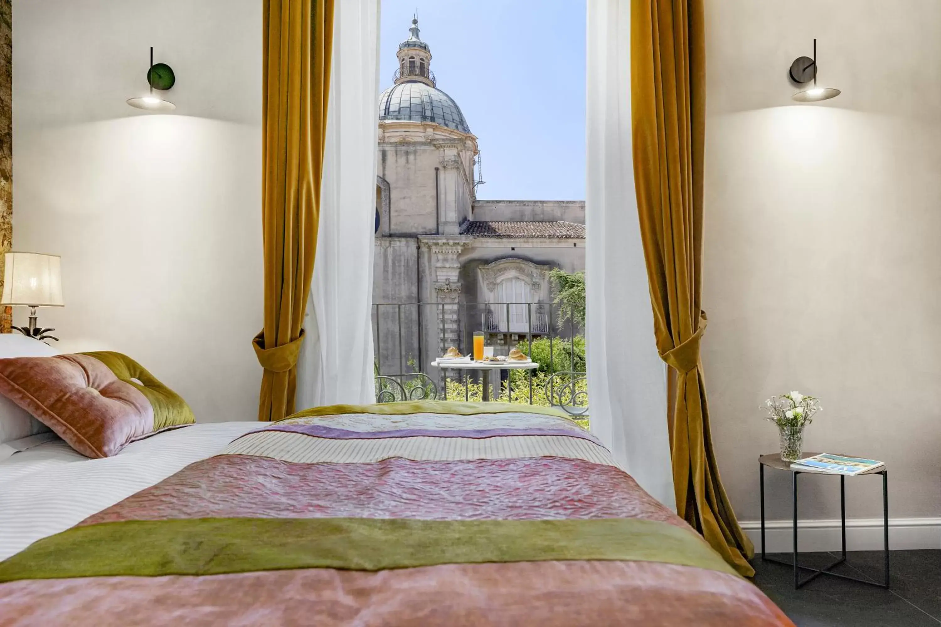 View (from property/room), Bed in Relais Antica Badia - San Maurizio 1619