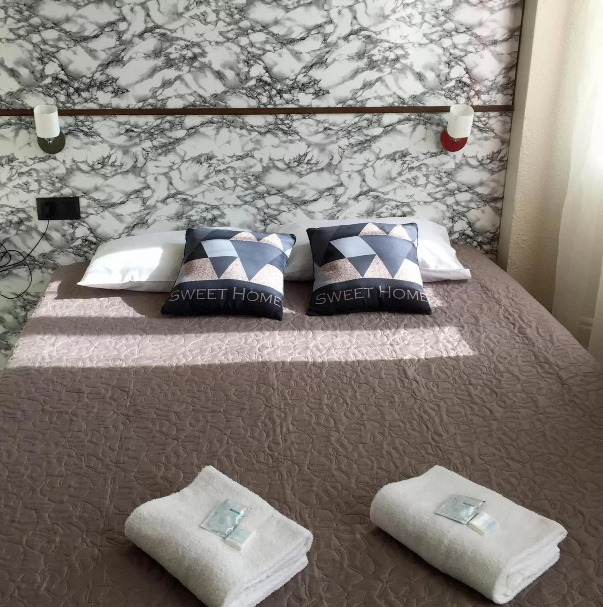 Bedroom, Bed in Hôtel des Ambassadeurs Bedroom, Bed in Hôtel des Ambassadeurs