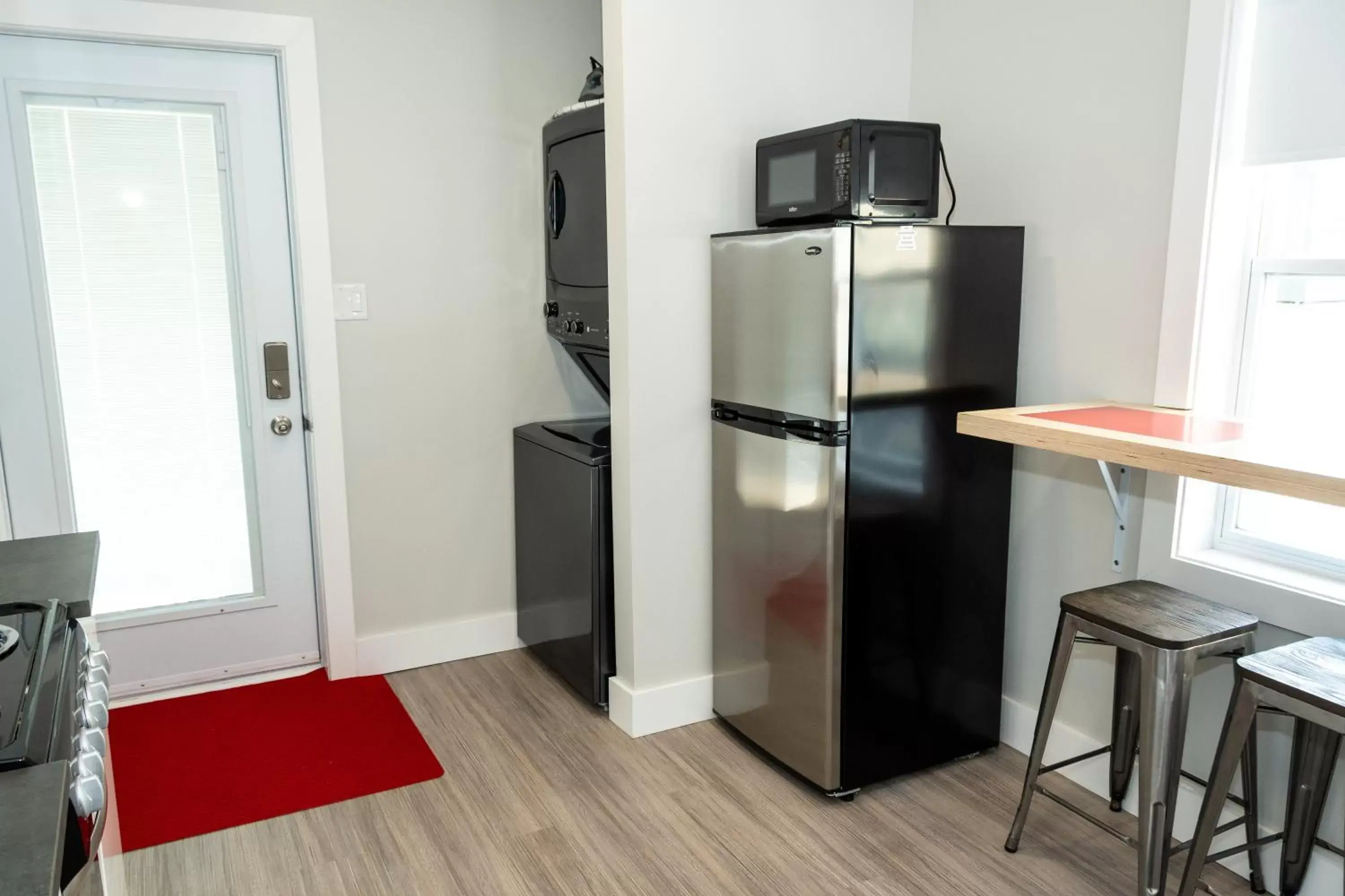 Kitchen or kitchenette, TV/Entertainment Center in Morel Executive Suites