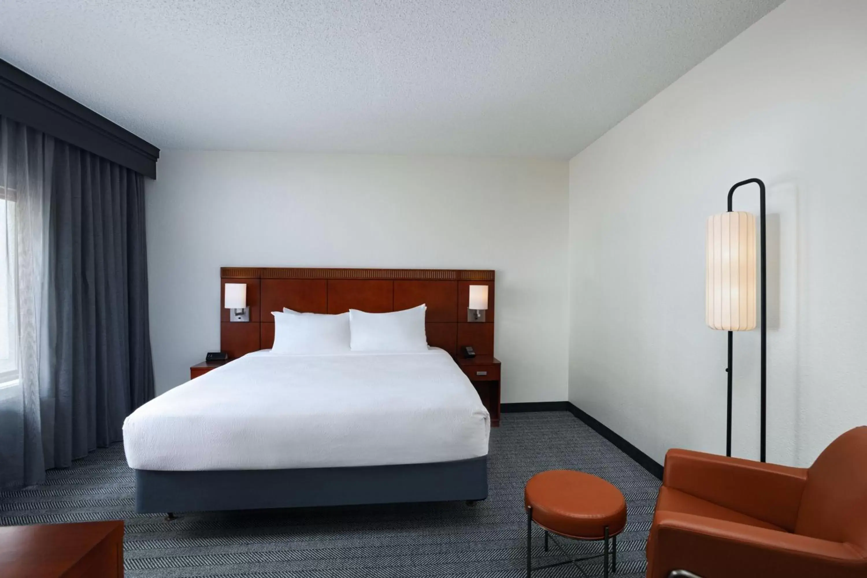 Bedroom, Bed in Courtyard by Marriott Dallas Richardson at Spring Valley