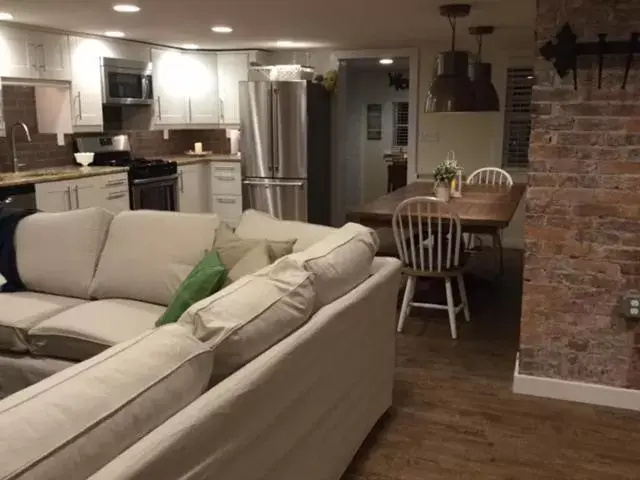 Dining area, Lounge/Bar in Ocean Manor 1100 Inn