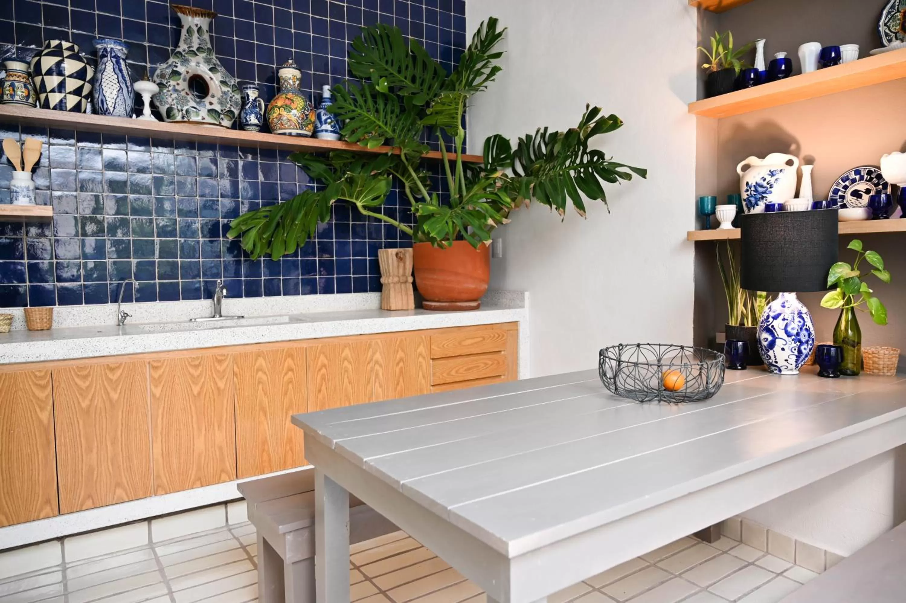 Communal kitchen in Casa Kali by Barrio México