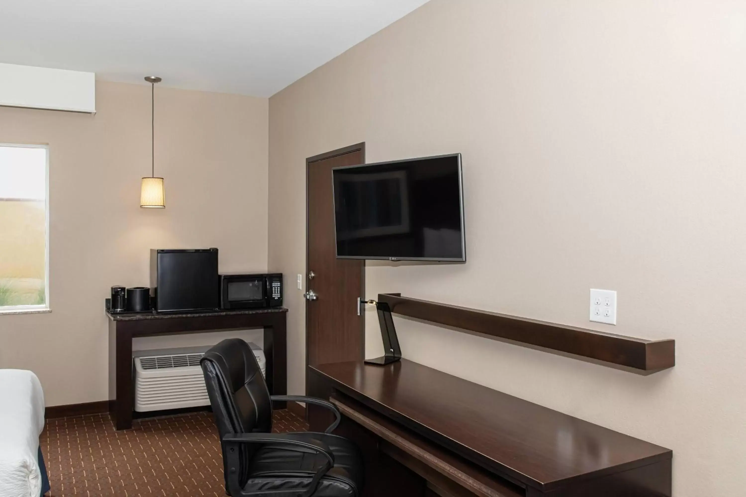 Photo of the whole room, TV/Entertainment Center in Courtyard by Marriott Odessa