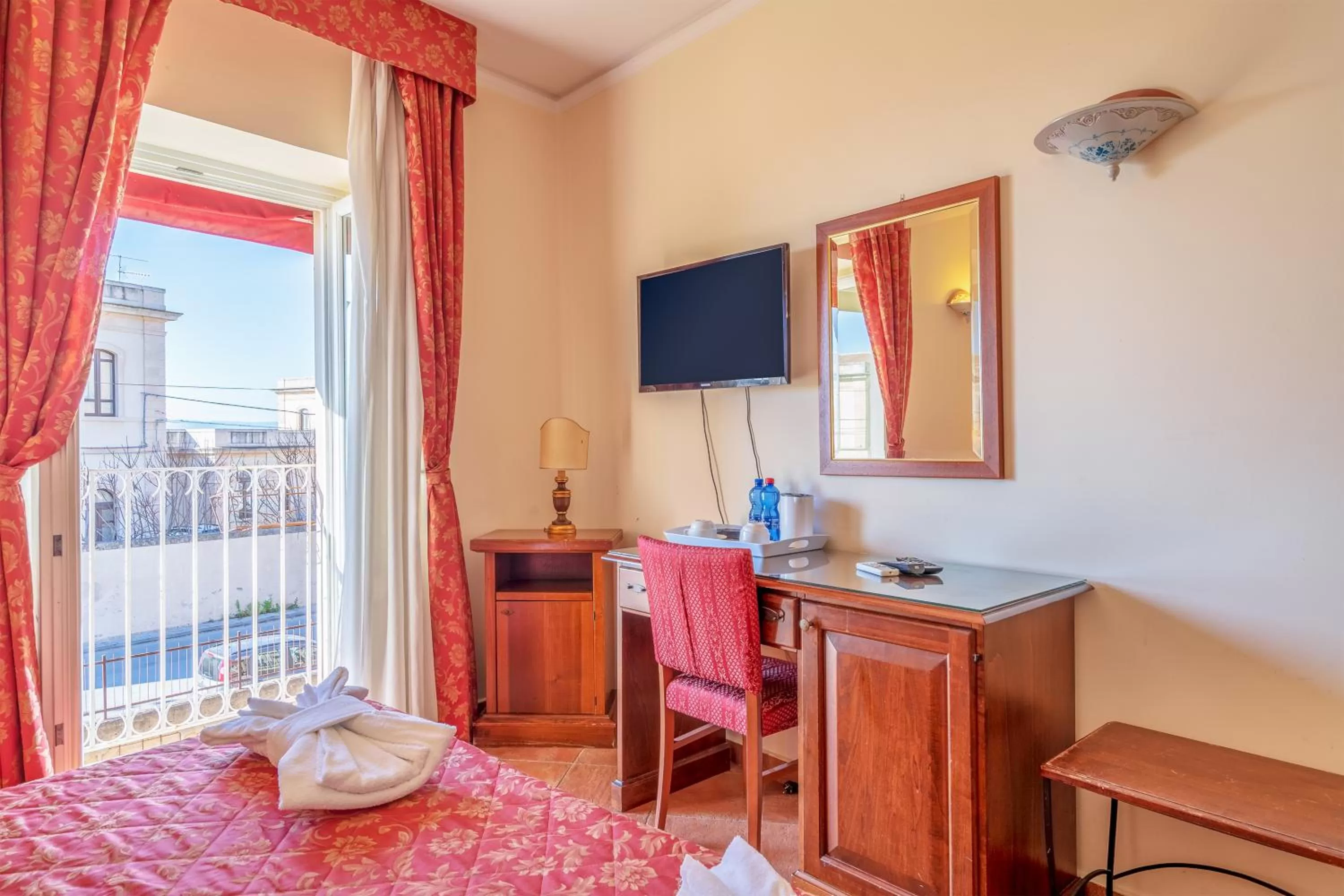 TV and multimedia, Bed in Hotel Mediterraneo