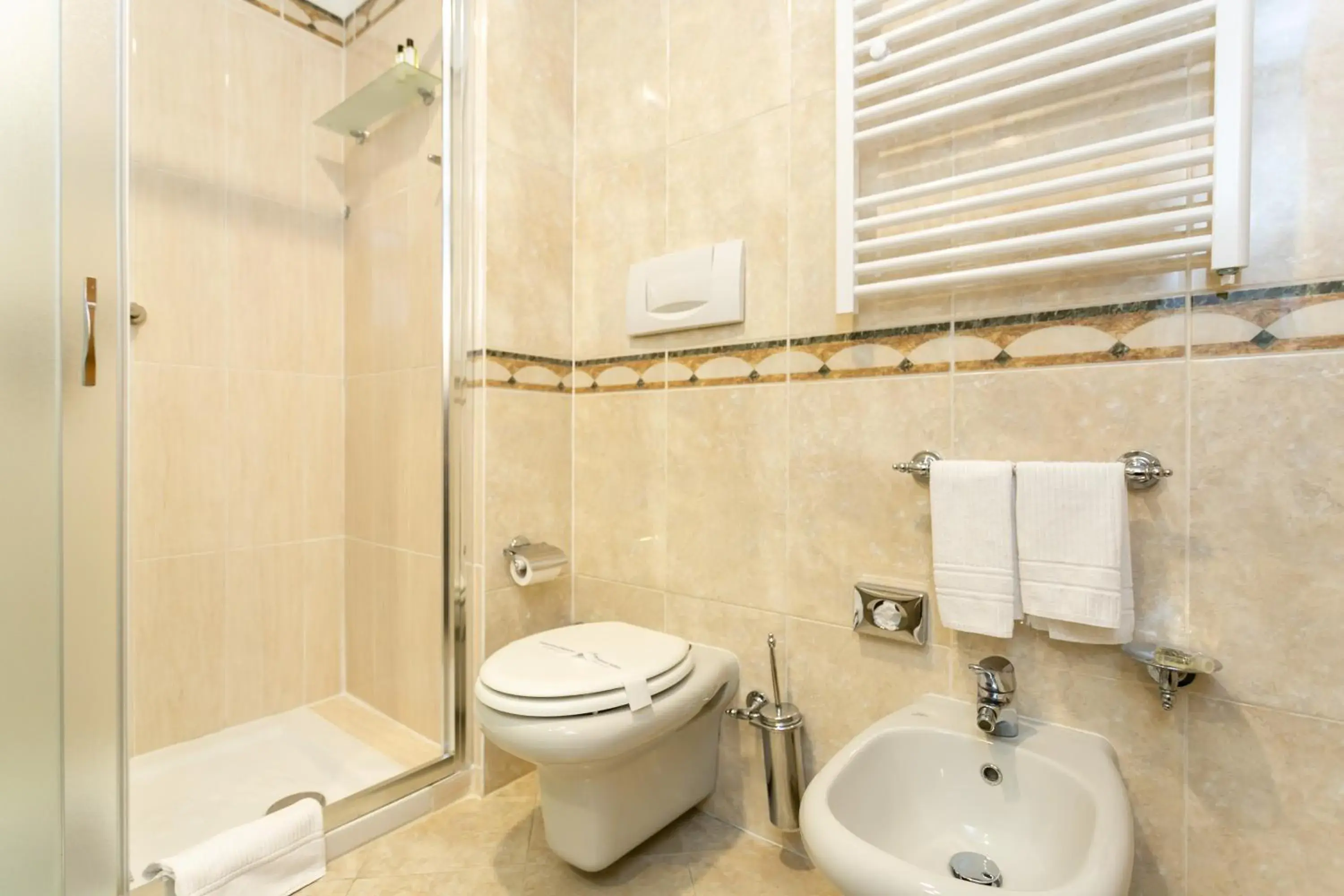 Shower, Bathroom in Hotel Mirage, Sure Hotel Collection by Best Western