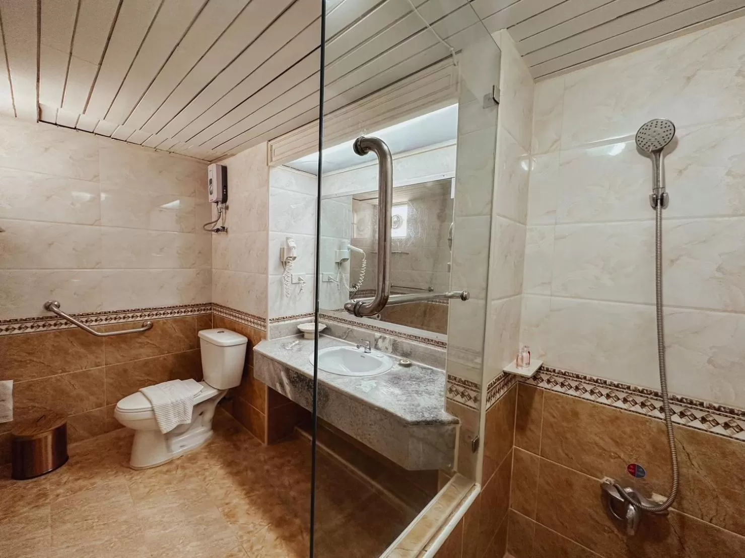 Shower in Hotel De Khuvieng