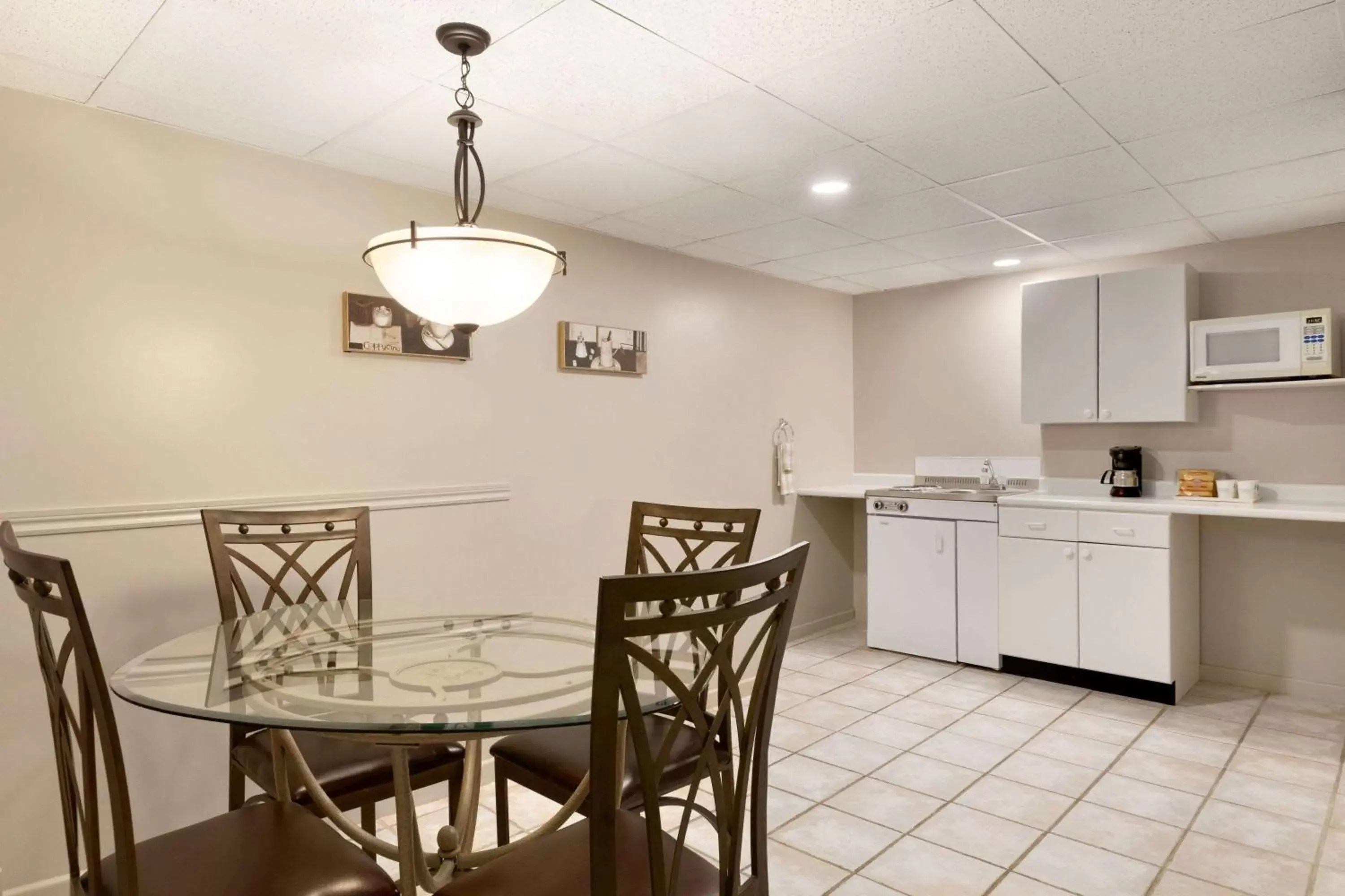 Bed, Kitchen/Kitchenette in Travelodge by Wyndham Simcoe