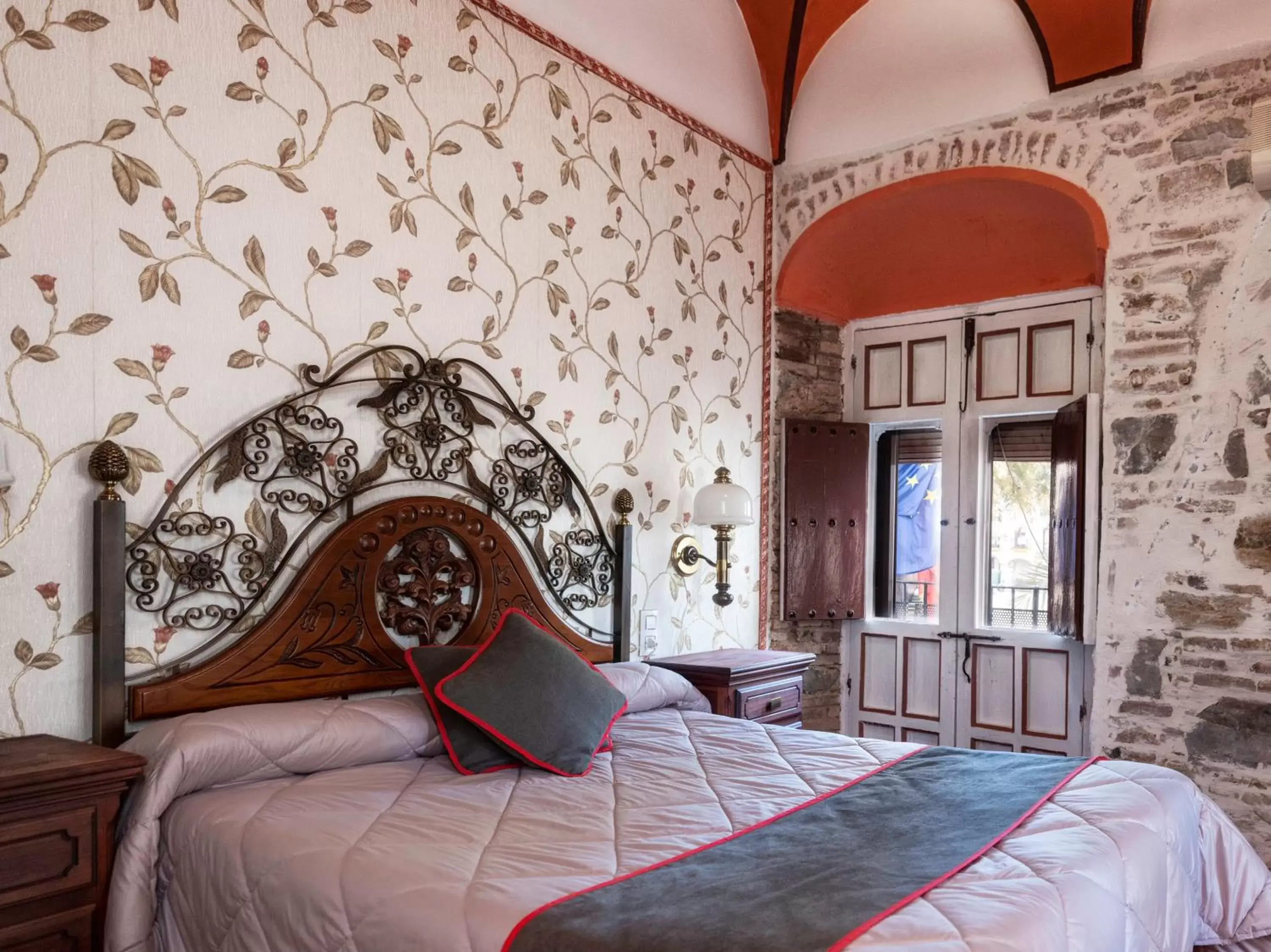 Bed in Hotel Las Palmeras by Vivere Stays