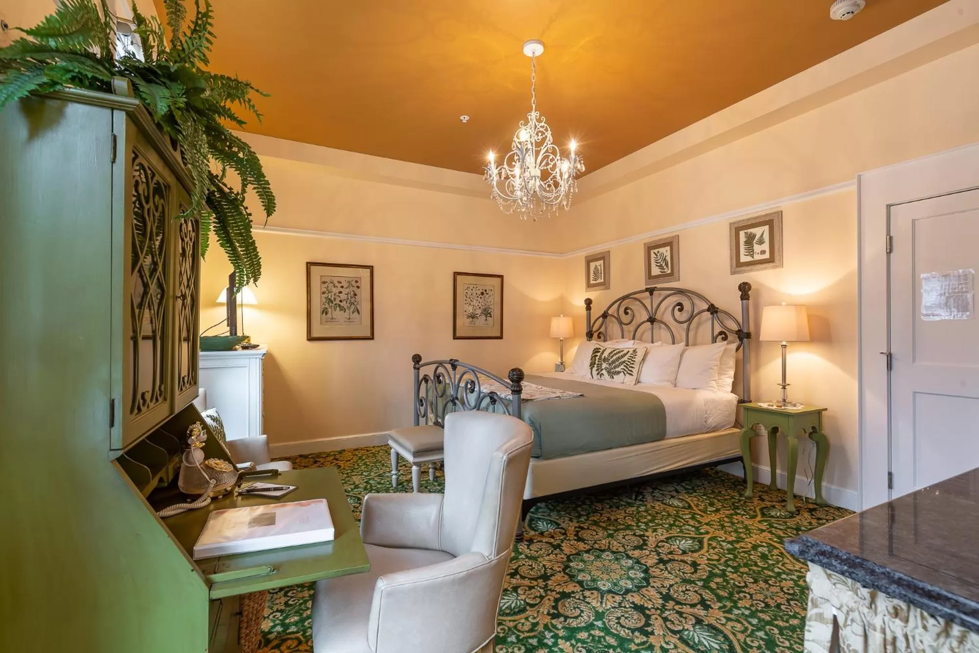 Photo of the whole room, Bed in Steele Mansion Inn & Gathering Hub