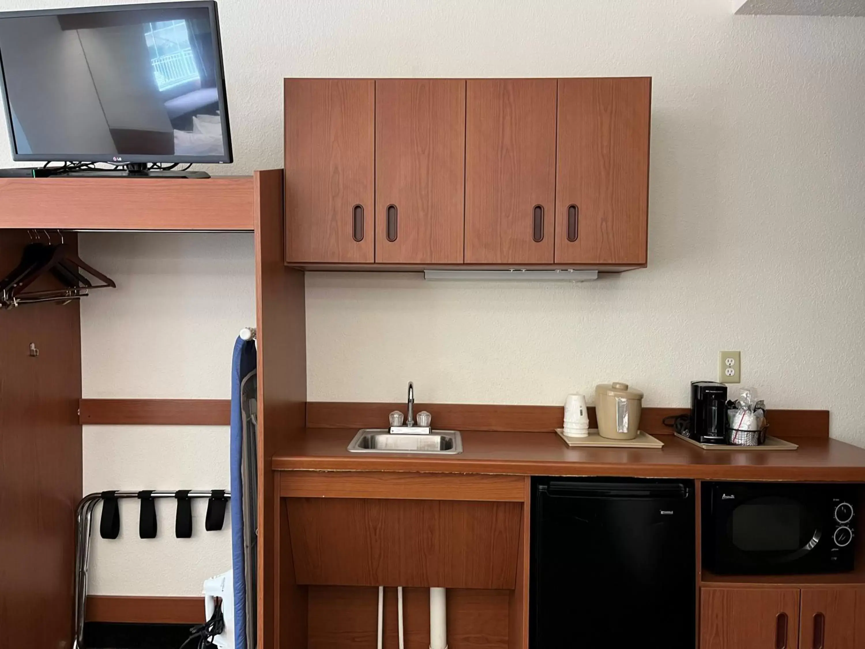 Kitchen/Kitchenette in Microtel Inn and Suites by Wyndham - Lady Lake/ The Villages