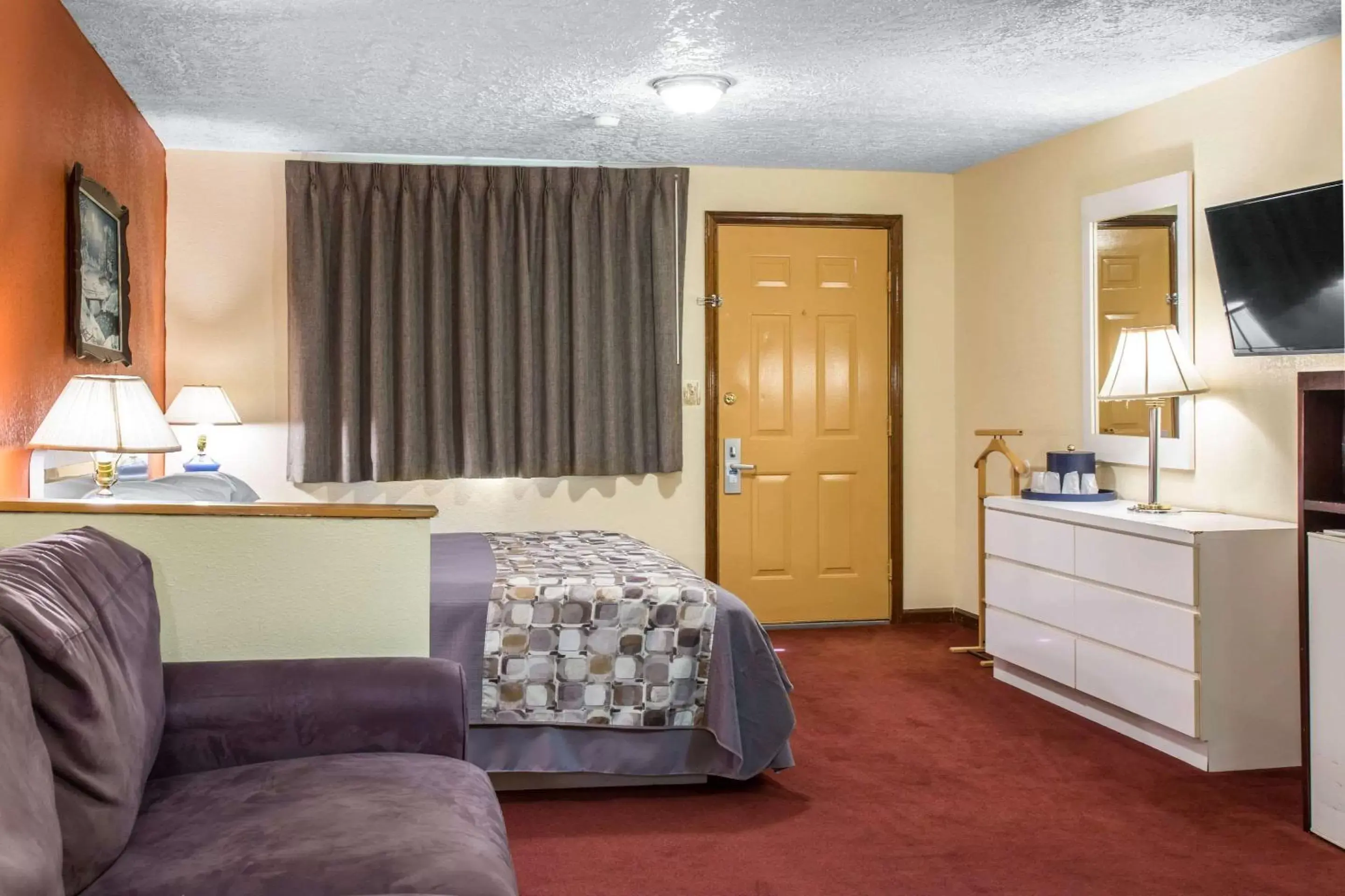 Photo of the whole room, Bed in Rodeway Inn & Suites Branford - Guilford