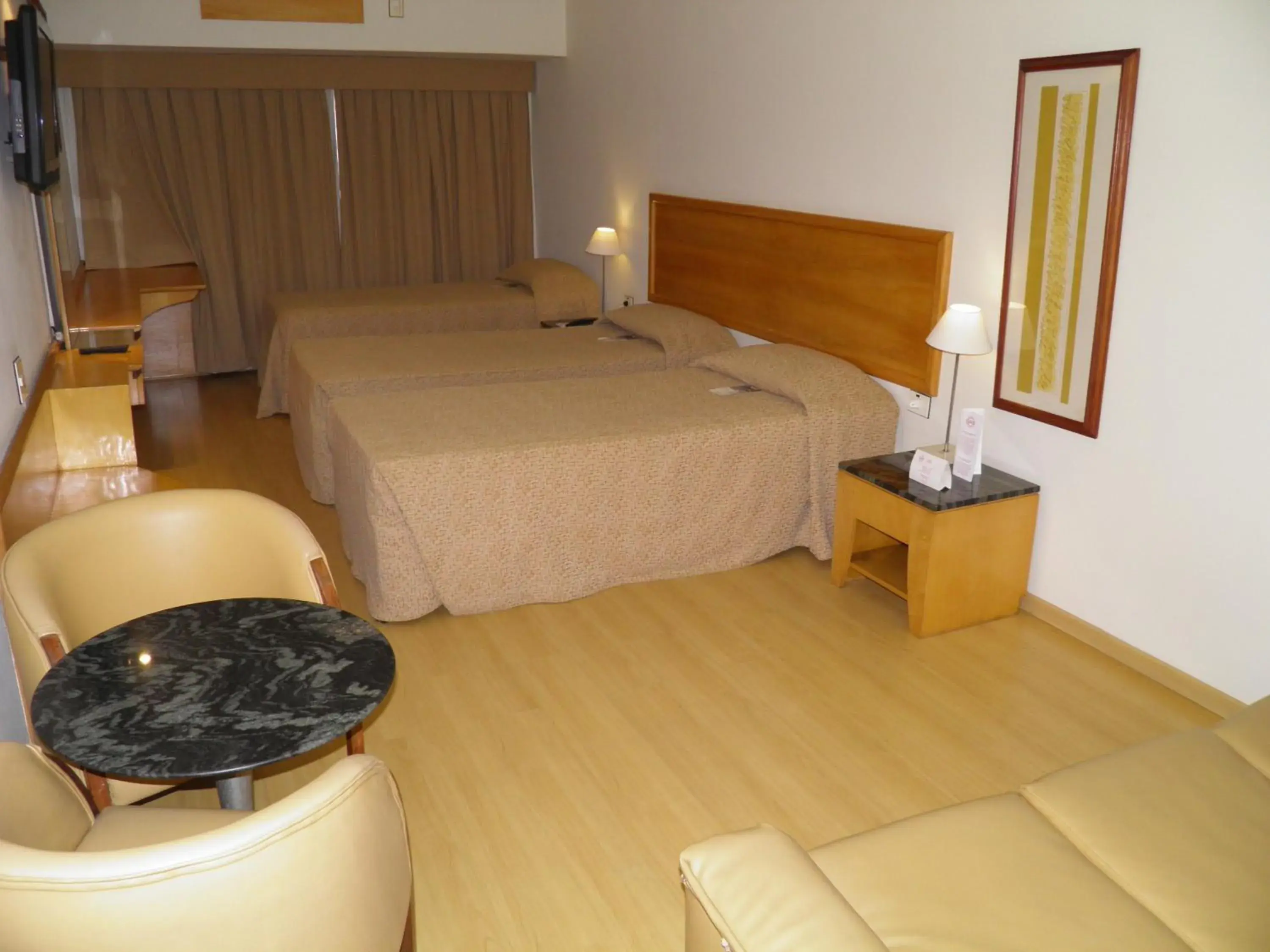 Photo of the whole room, Bed in South American Copacabana Hotel