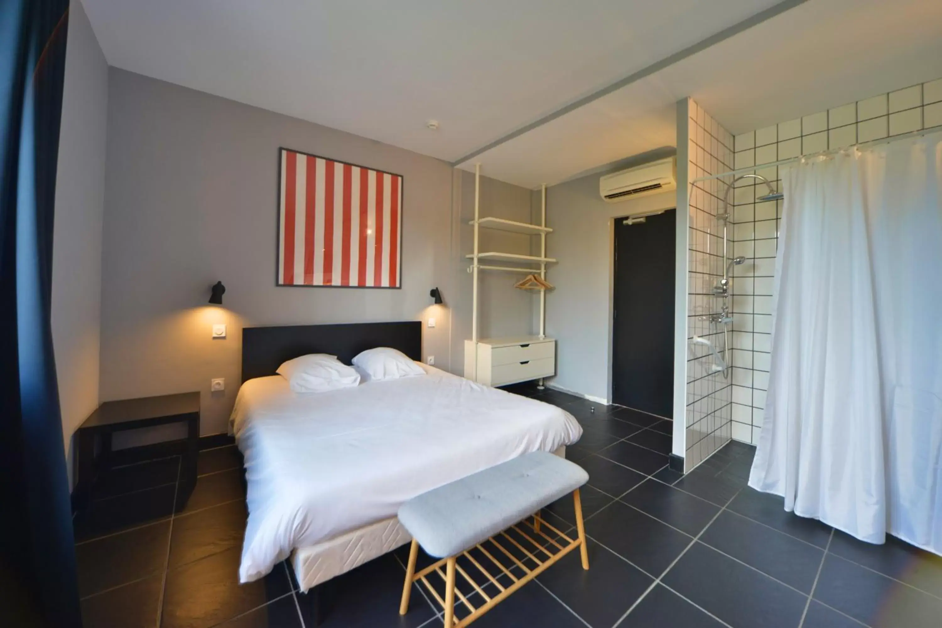 Shower, Bed in Logis - Hotel Restaurant La Mire