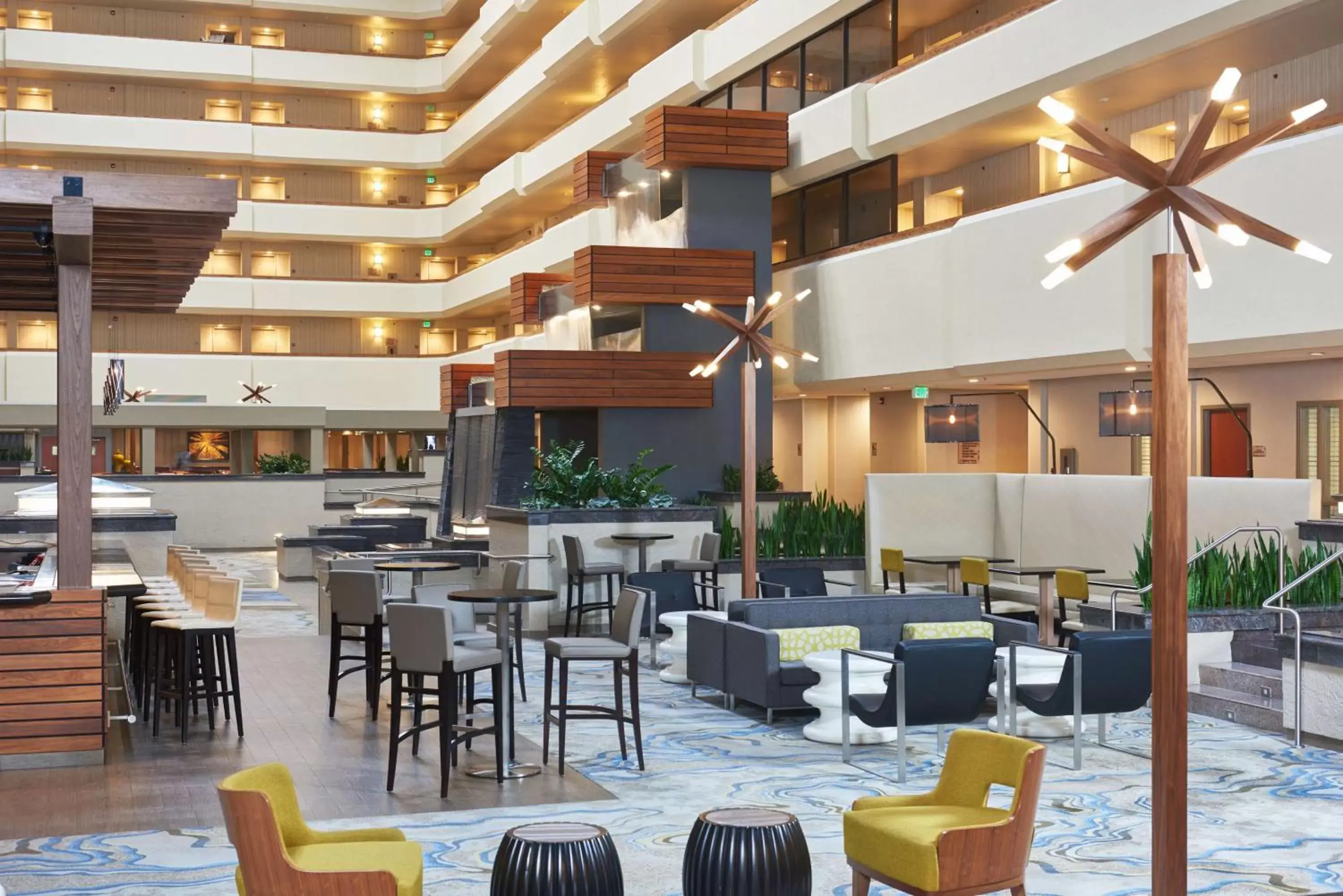 Lobby or reception, Restaurant/Places to Eat in DoubleTree by Hilton Fresno Convention Center