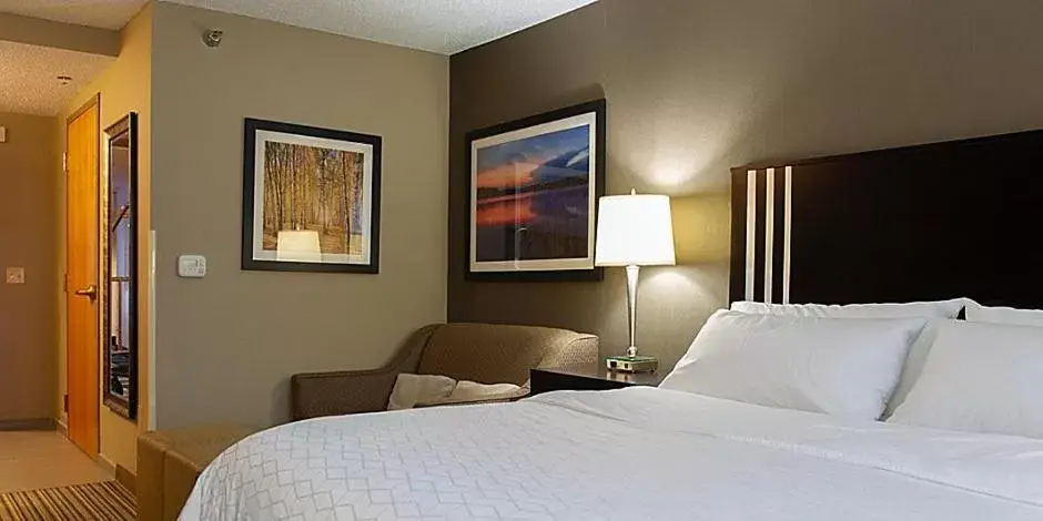Bed in Holiday Inn Express & Suites Hayward, an IHG Hotel