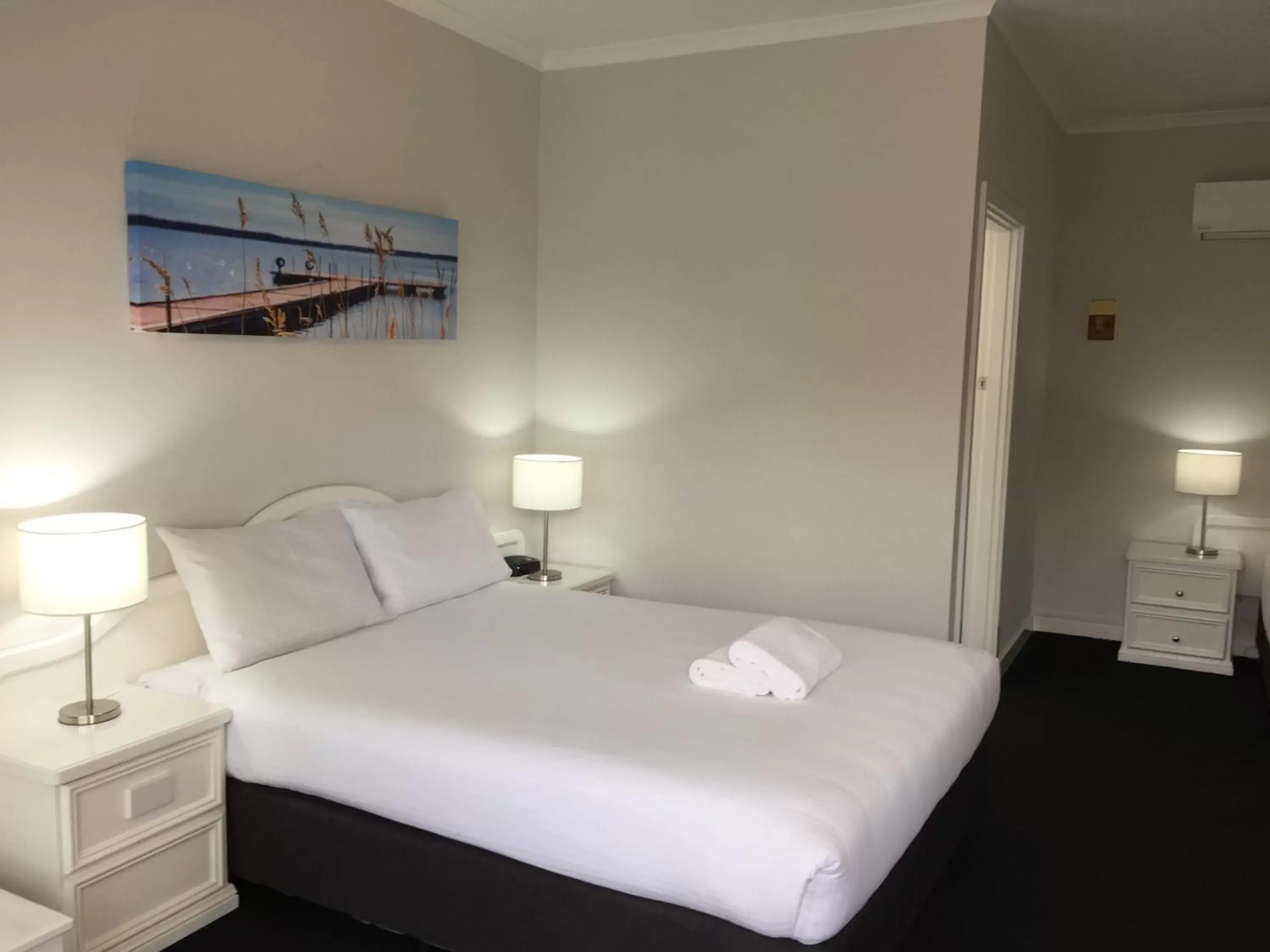 Bedroom, Bed in Hilton Motel
