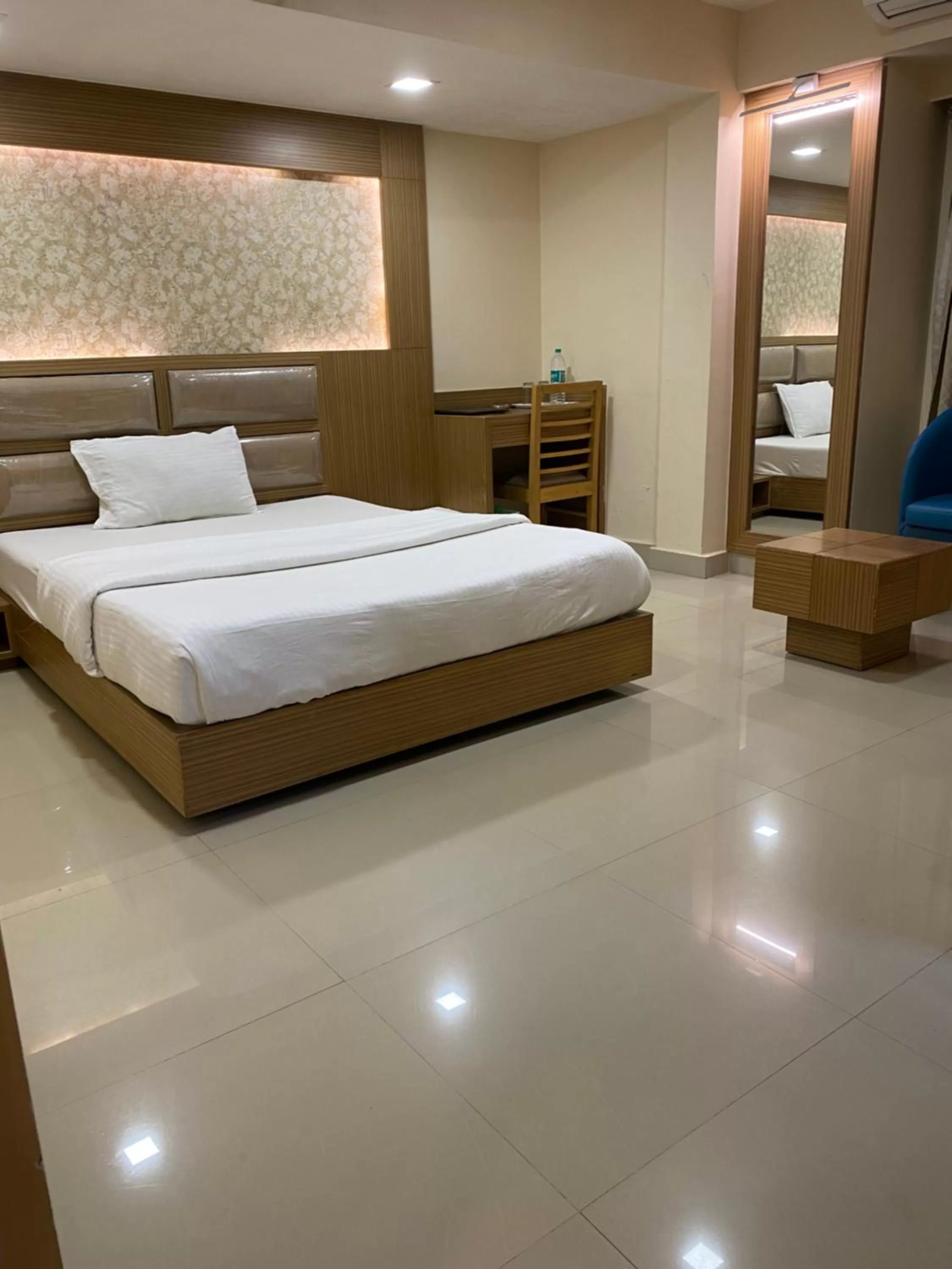 Bedroom, Bed in Greens Suite - Business Class Hotel - Opposite Ripon Building