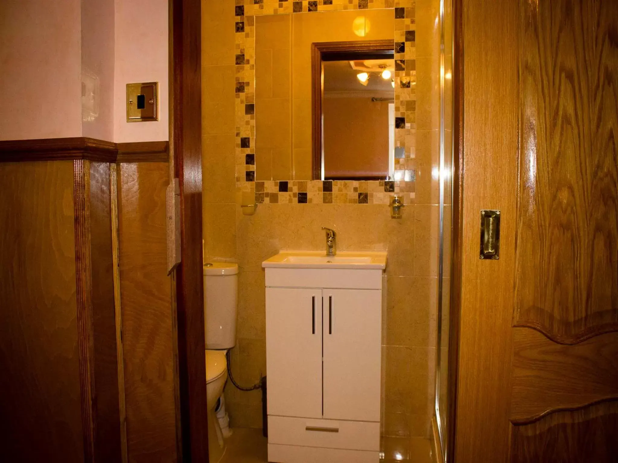 Bedroom, Bathroom in Cricklewood Lodge Hotel
