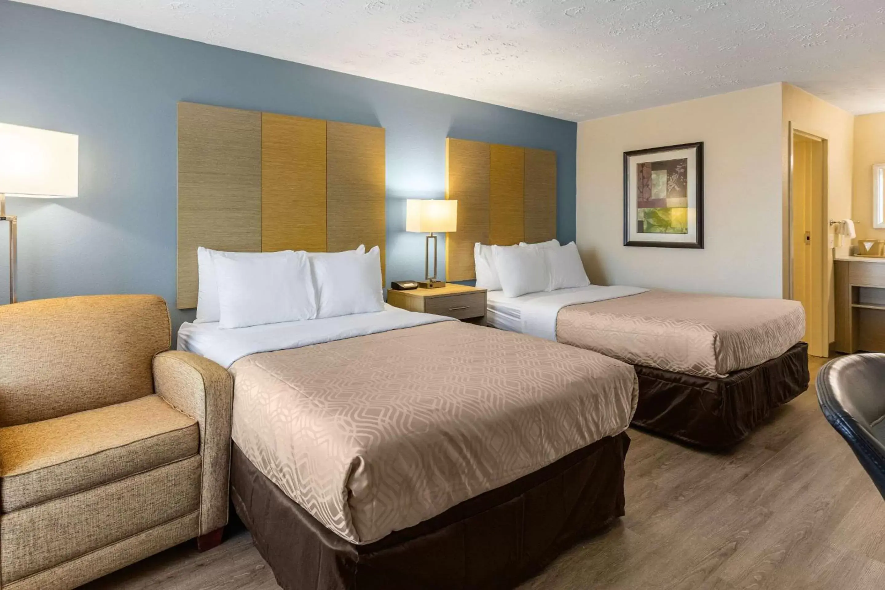 Photo of the whole room, Bed in Econo Lodge Middlesboro Photo of the whole room, Bed in Econo Lodge Middlesboro