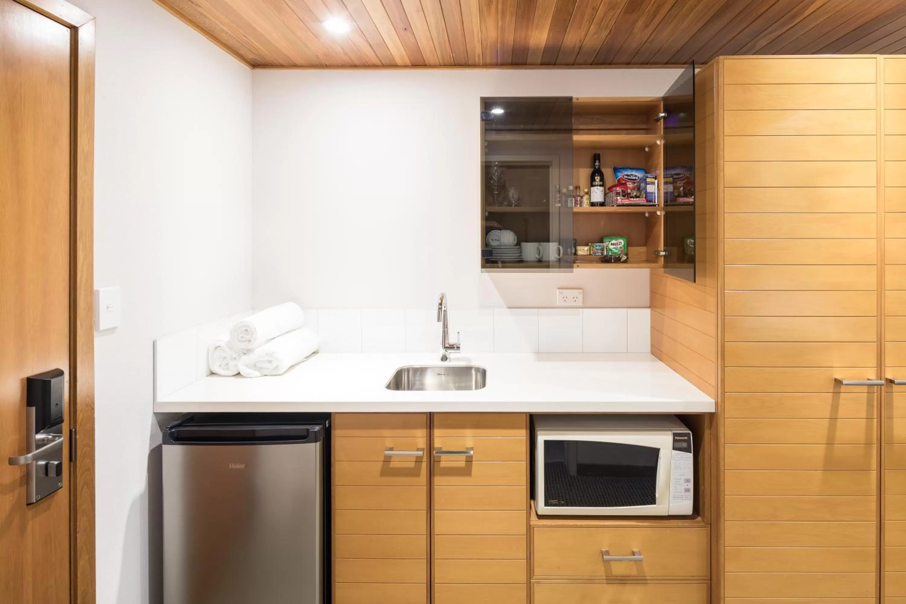 Kitchen or kitchenette in Commodore Airport Hotel Christchurch