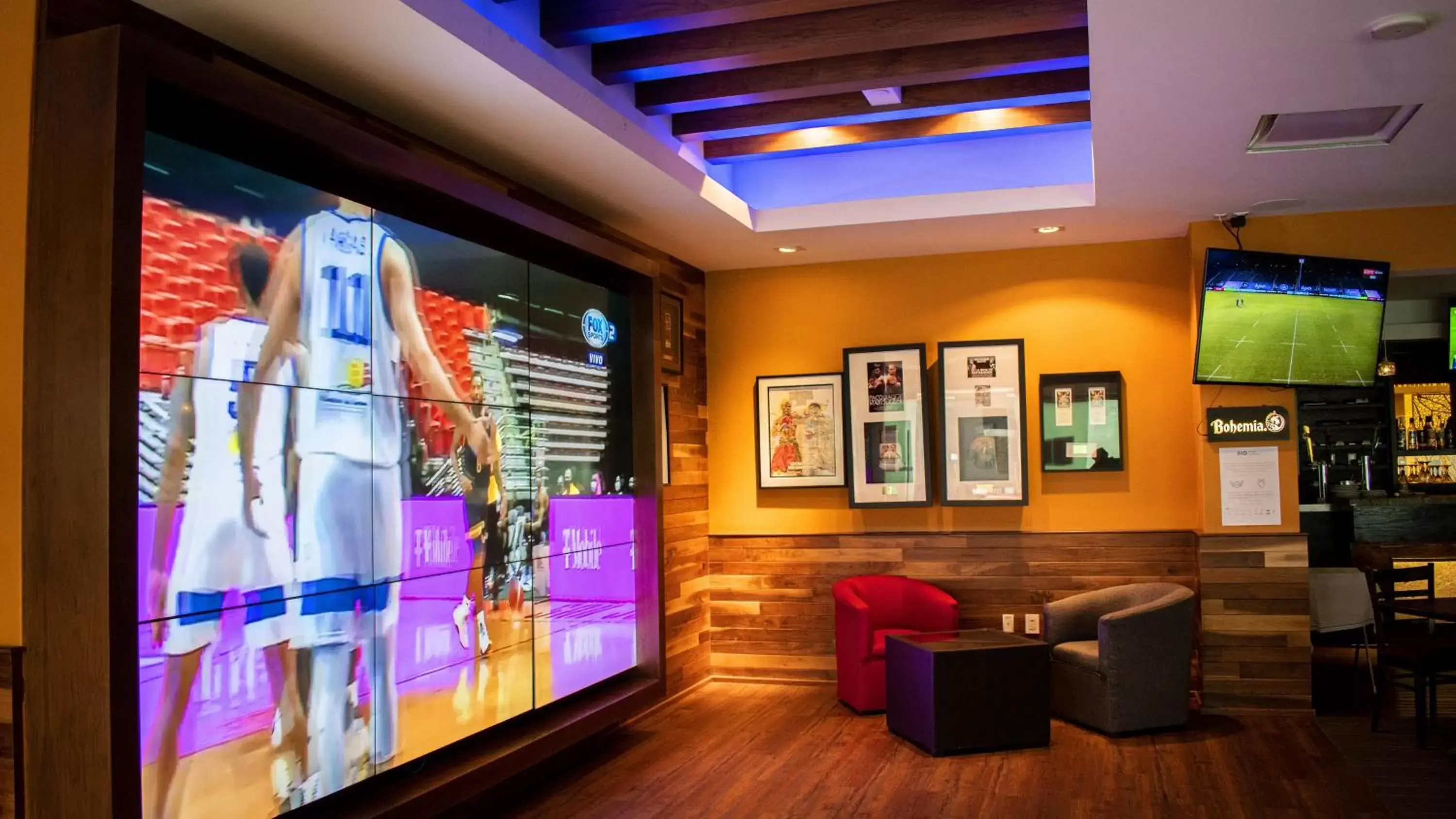Lounge or bar in Holiday Inn & Suites Plaza Mayor, an IHG Hotel