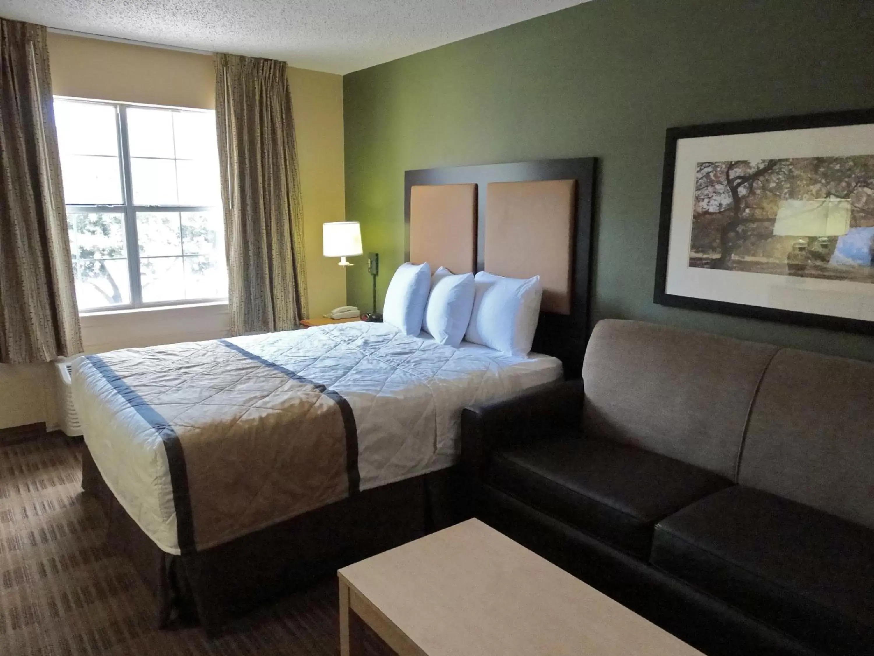 Bed in Extended Stay America Suites - Kansas City - Shawnee Mission