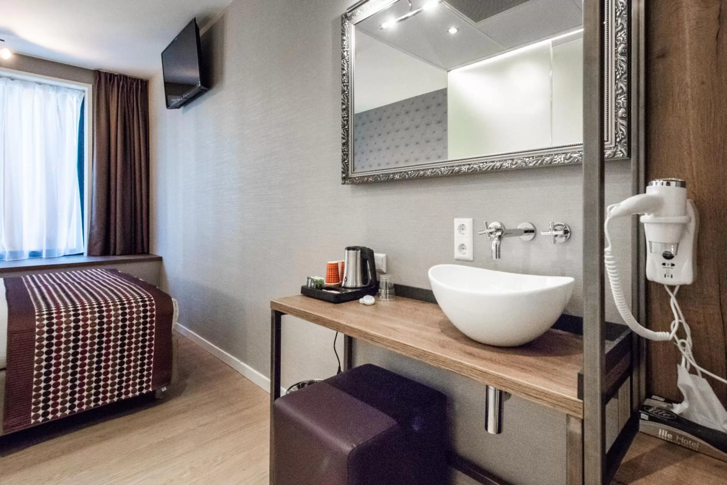 Bedroom, Bed in Melrose Hotel