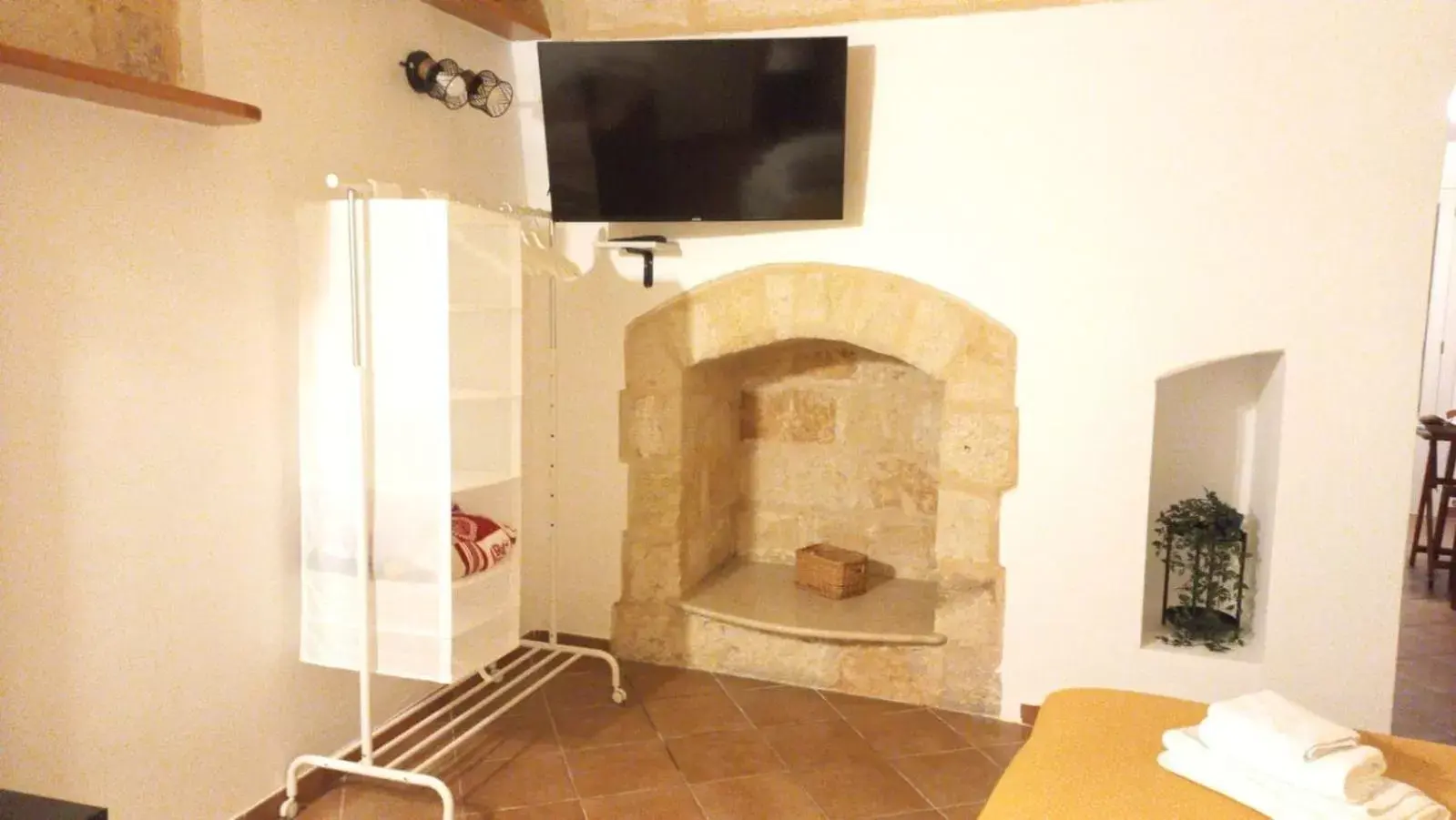 TV/Entertainment Center in Tronchetto bianco