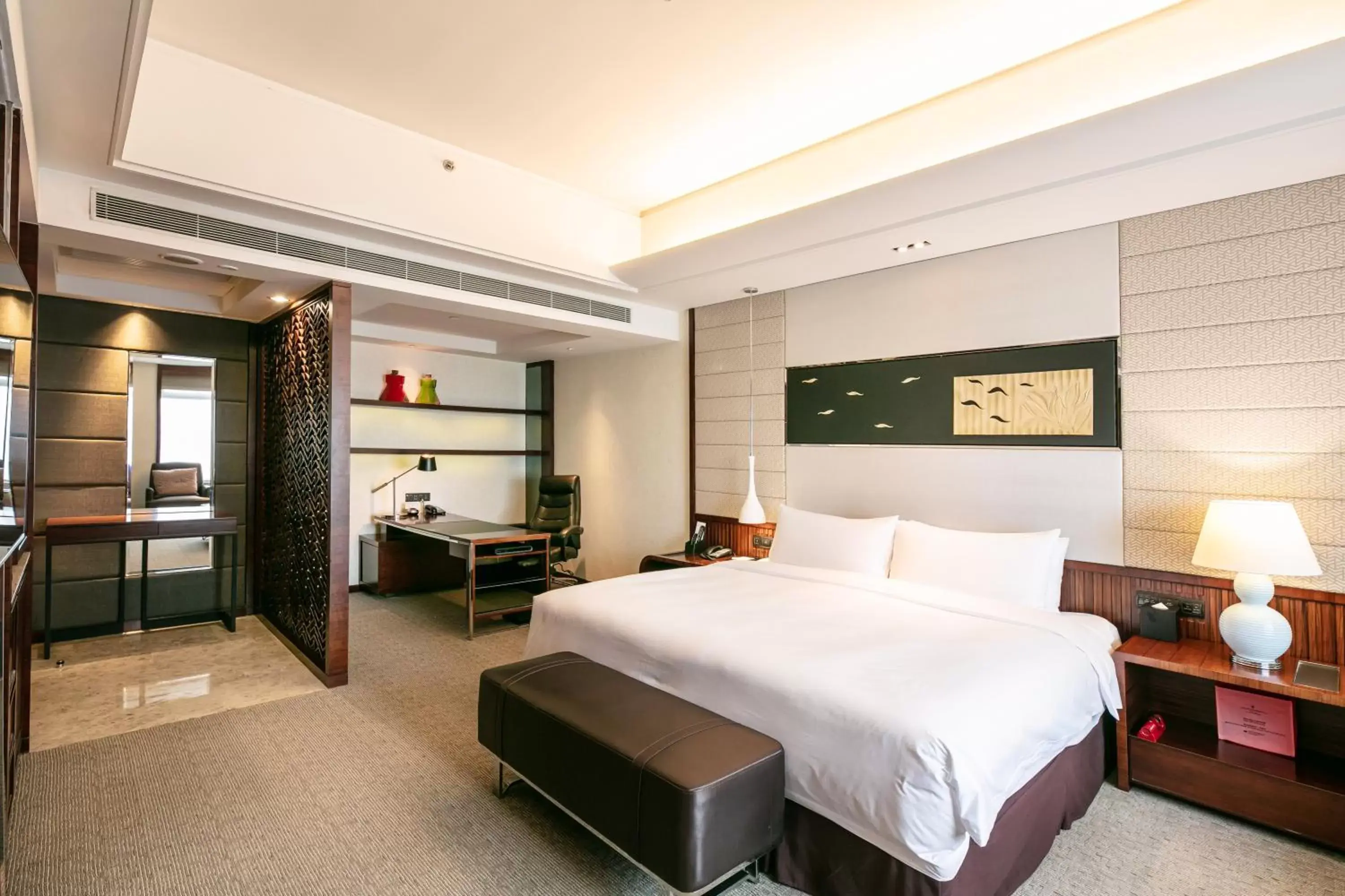 Bed in InterContinental Foshan, an IHG Hotel