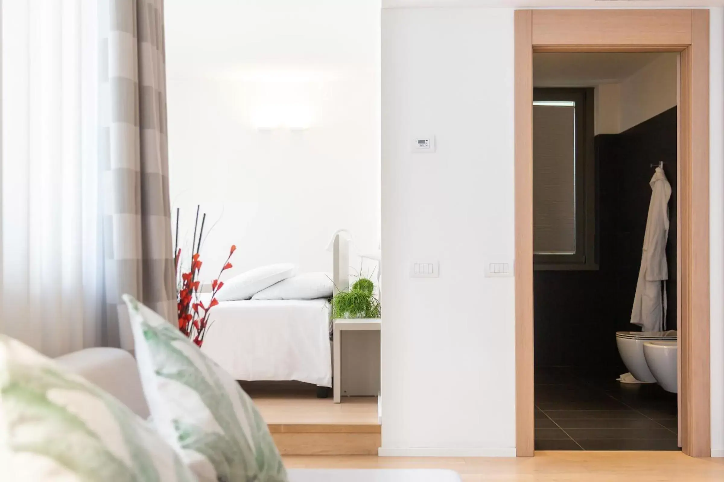 Bathroom, Bed in Hotel Lago Di Garda