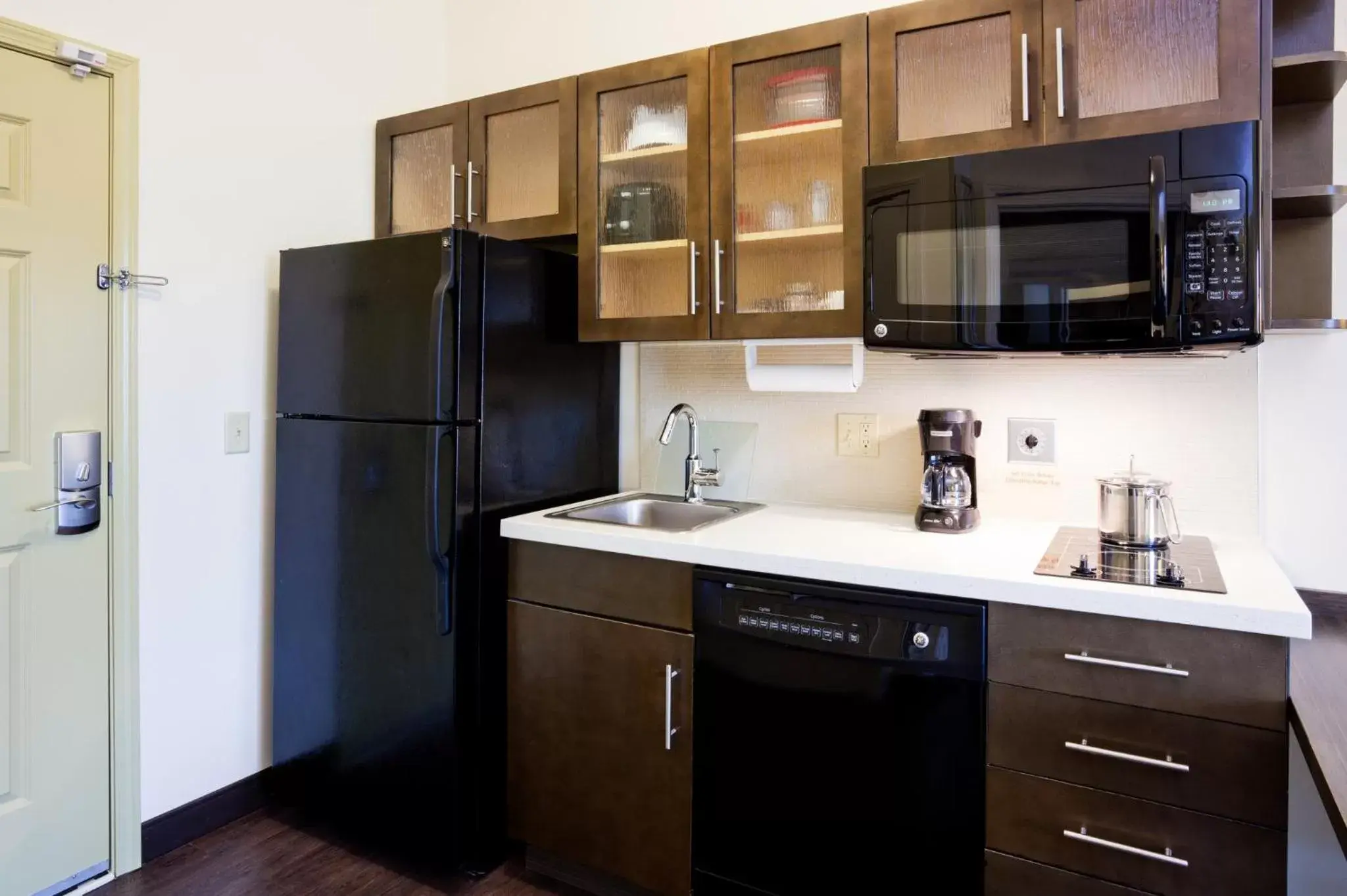 Photo of the whole room, Kitchen/Kitchenette in Candlewood Suites Sioux Falls, an IHG Hotel