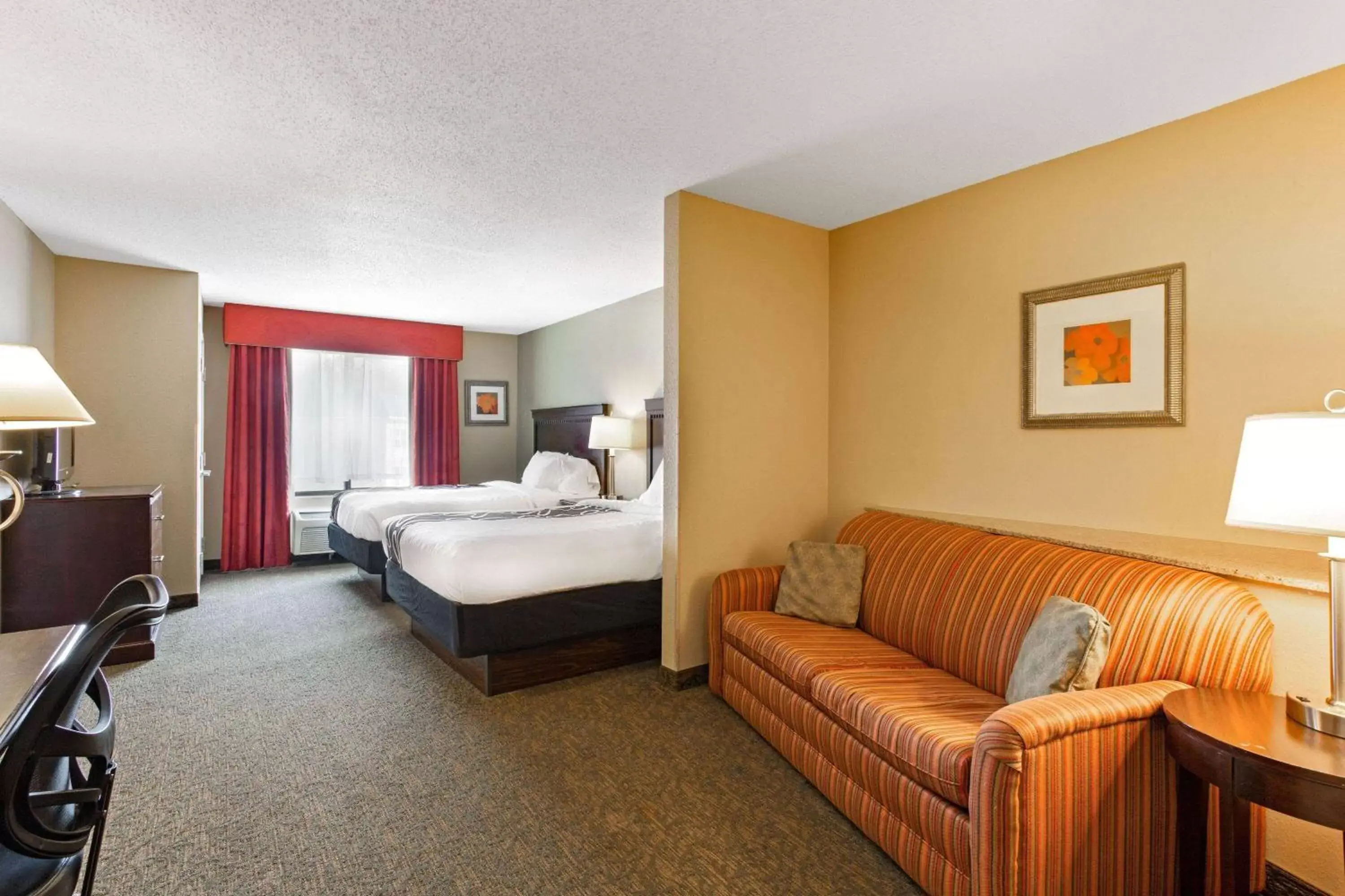 Photo of the whole room in La Quinta by Wyndham Richmond - Kings Dominion