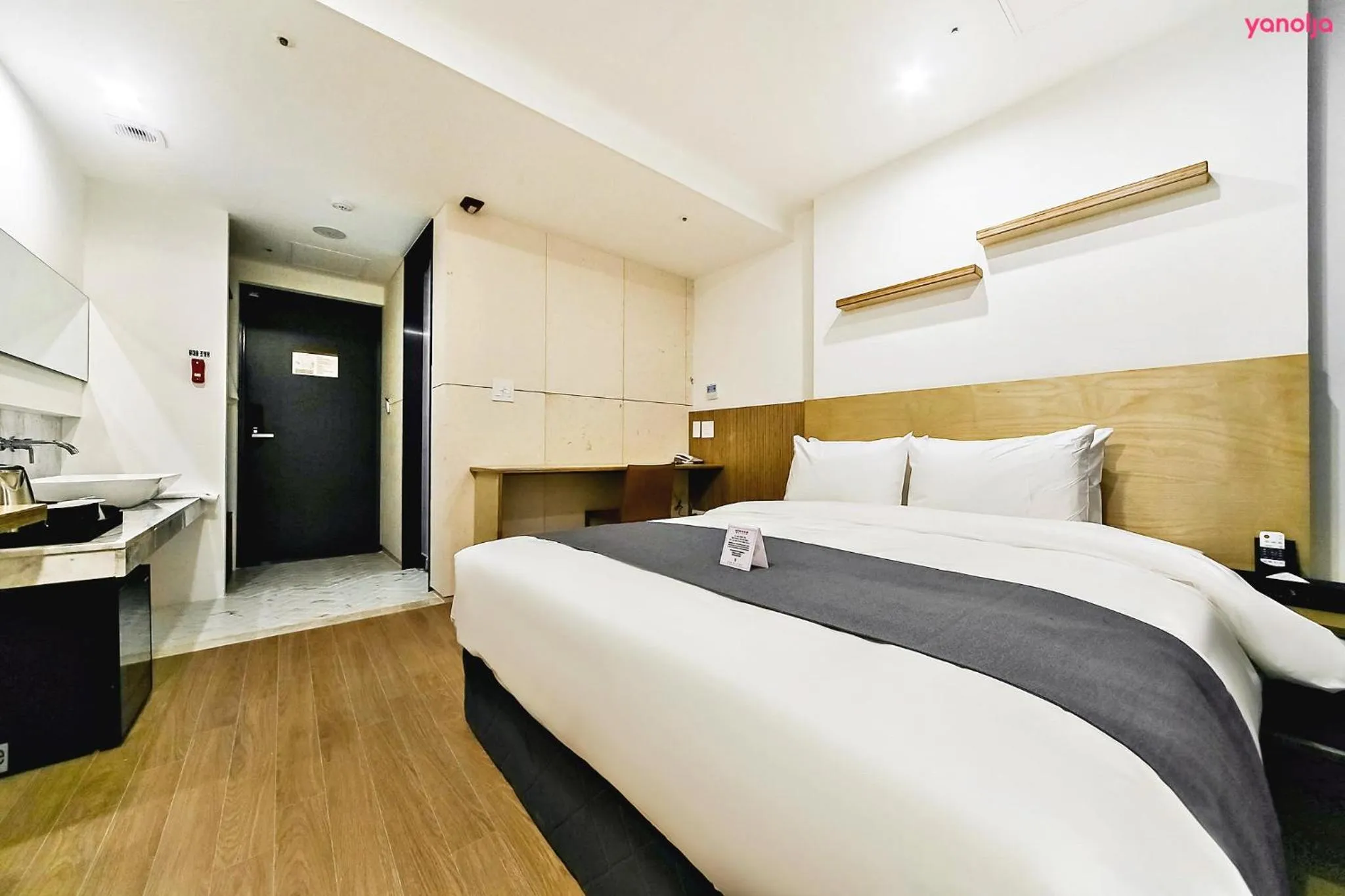 Bed in Hotel Noblestay