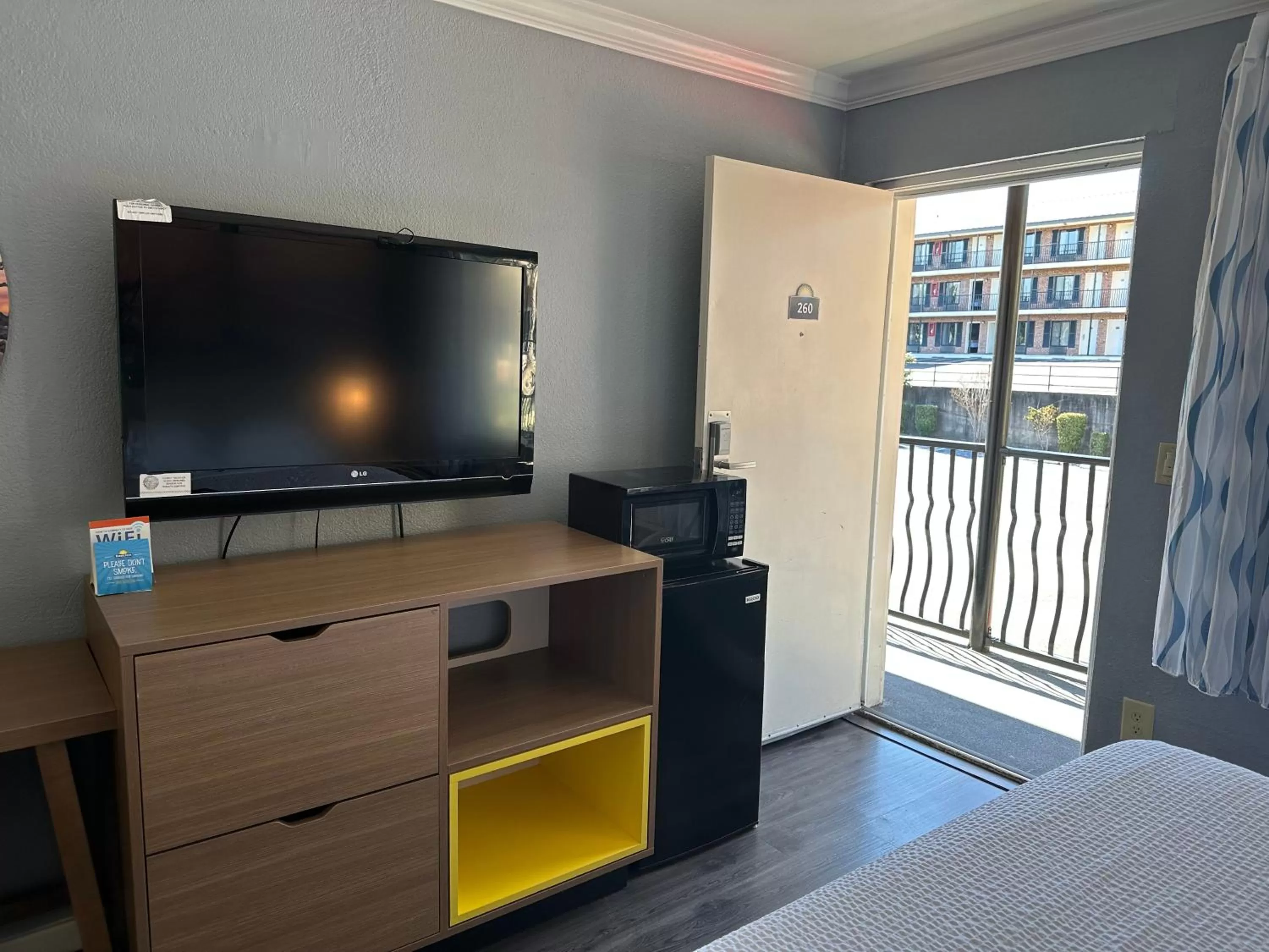 TV and multimedia, Bed in Days Inn by Wyndham Pensacola - Historic Downtown