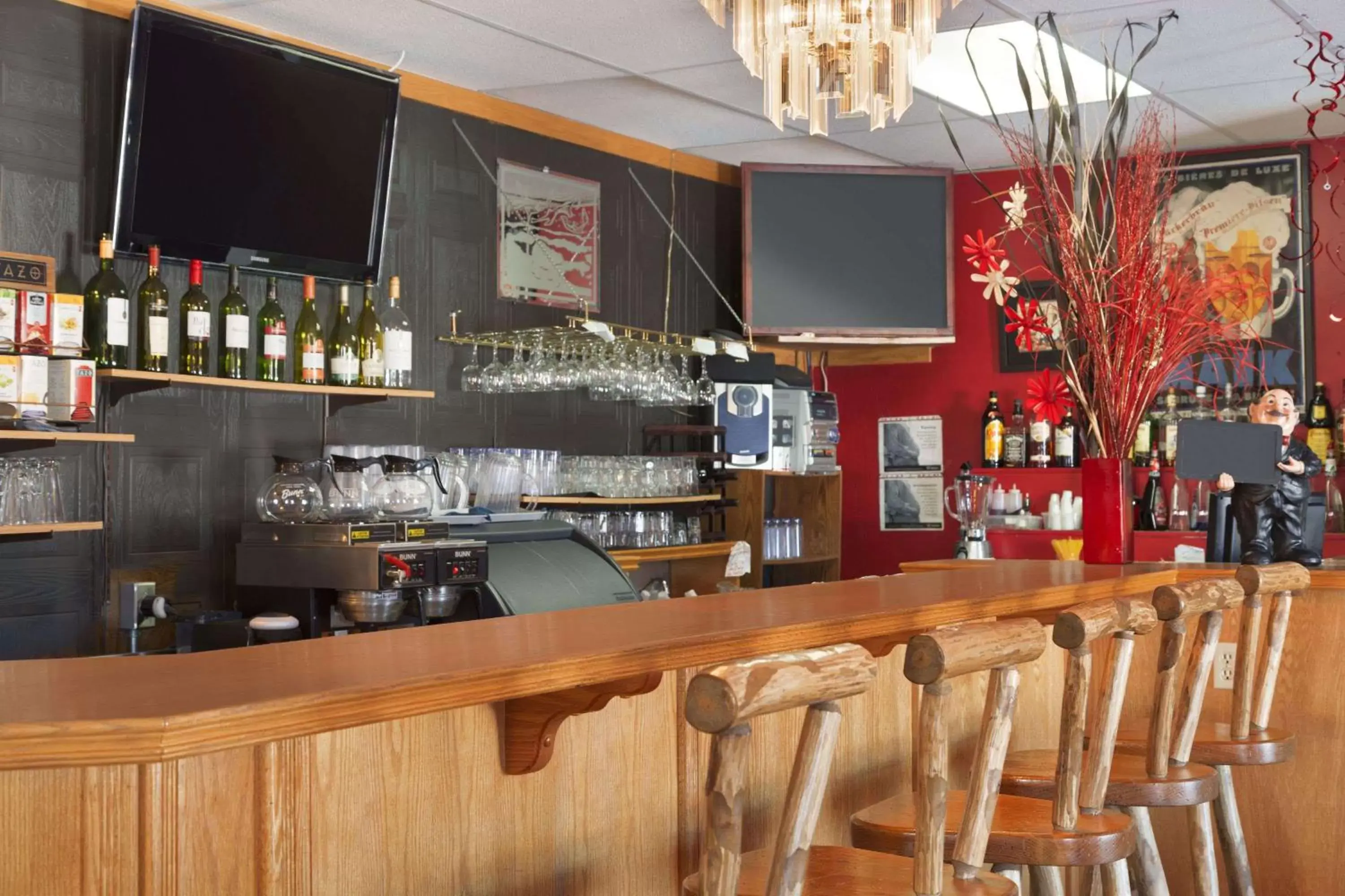Restaurant/places to eat, Lounge/Bar in Thriftlodge Cochrane