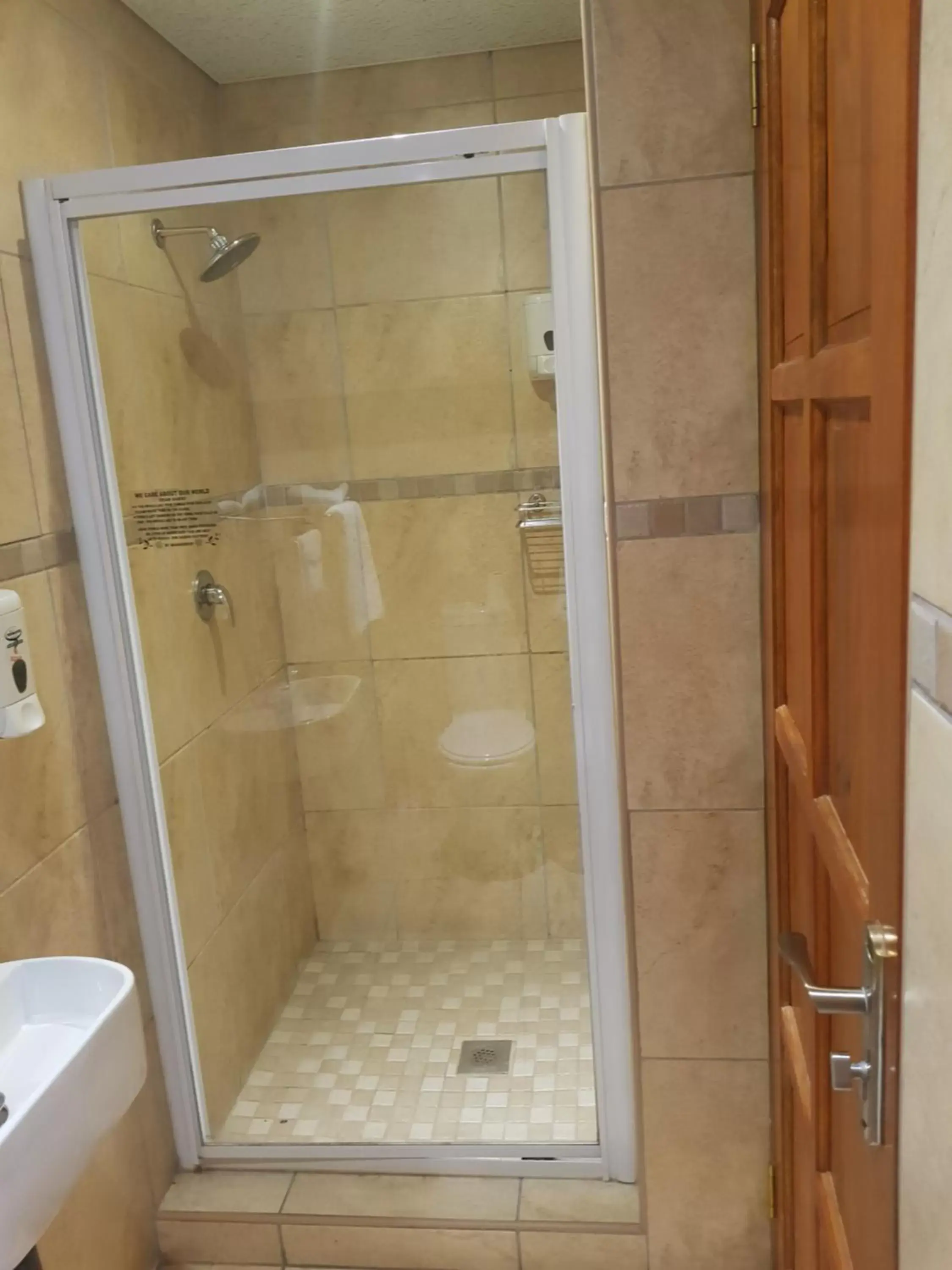 Shower, Bathroom in Europrime Hotel