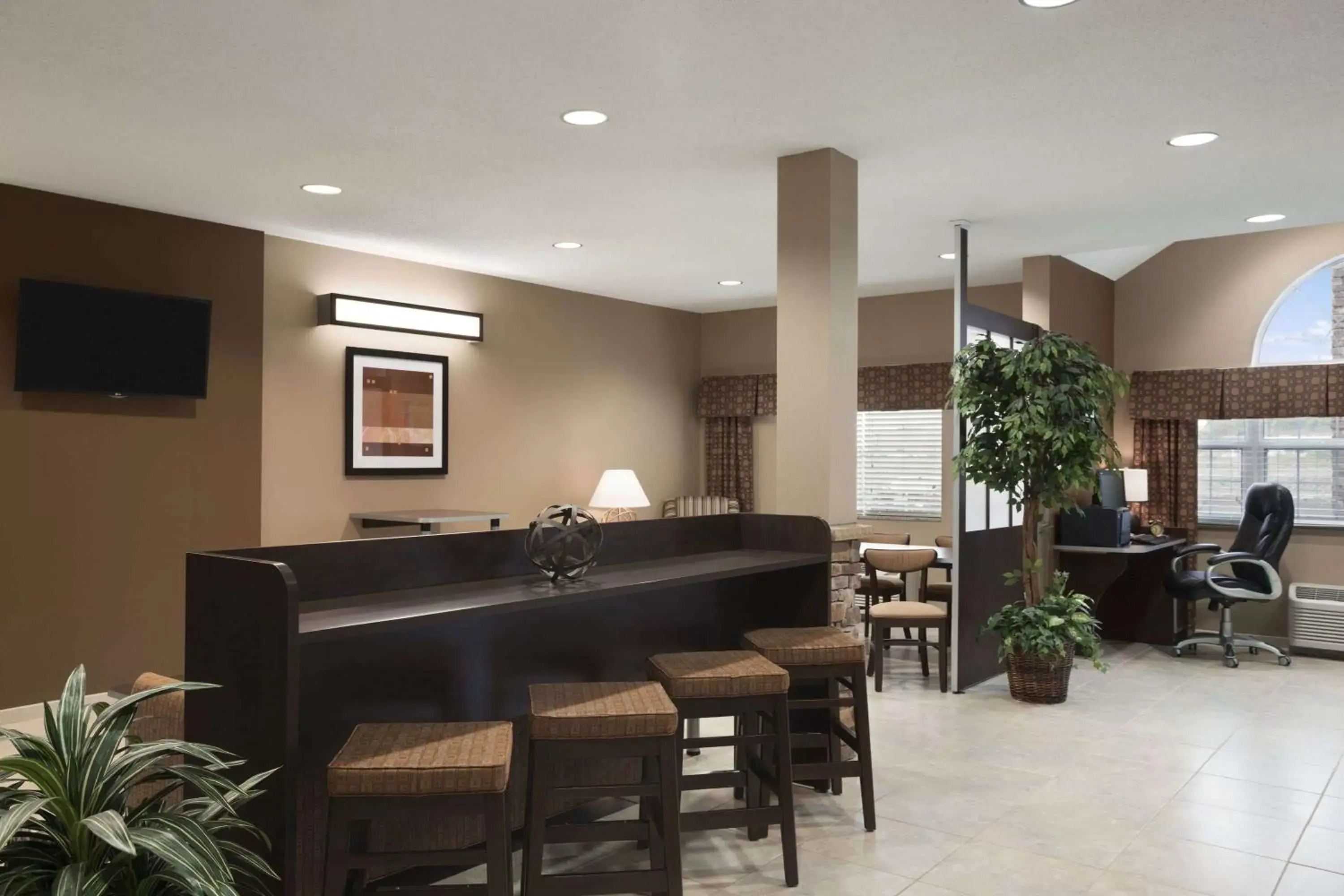 Lobby or reception, Restaurant/Places to Eat in Microtel Inn & Suites Fairmont