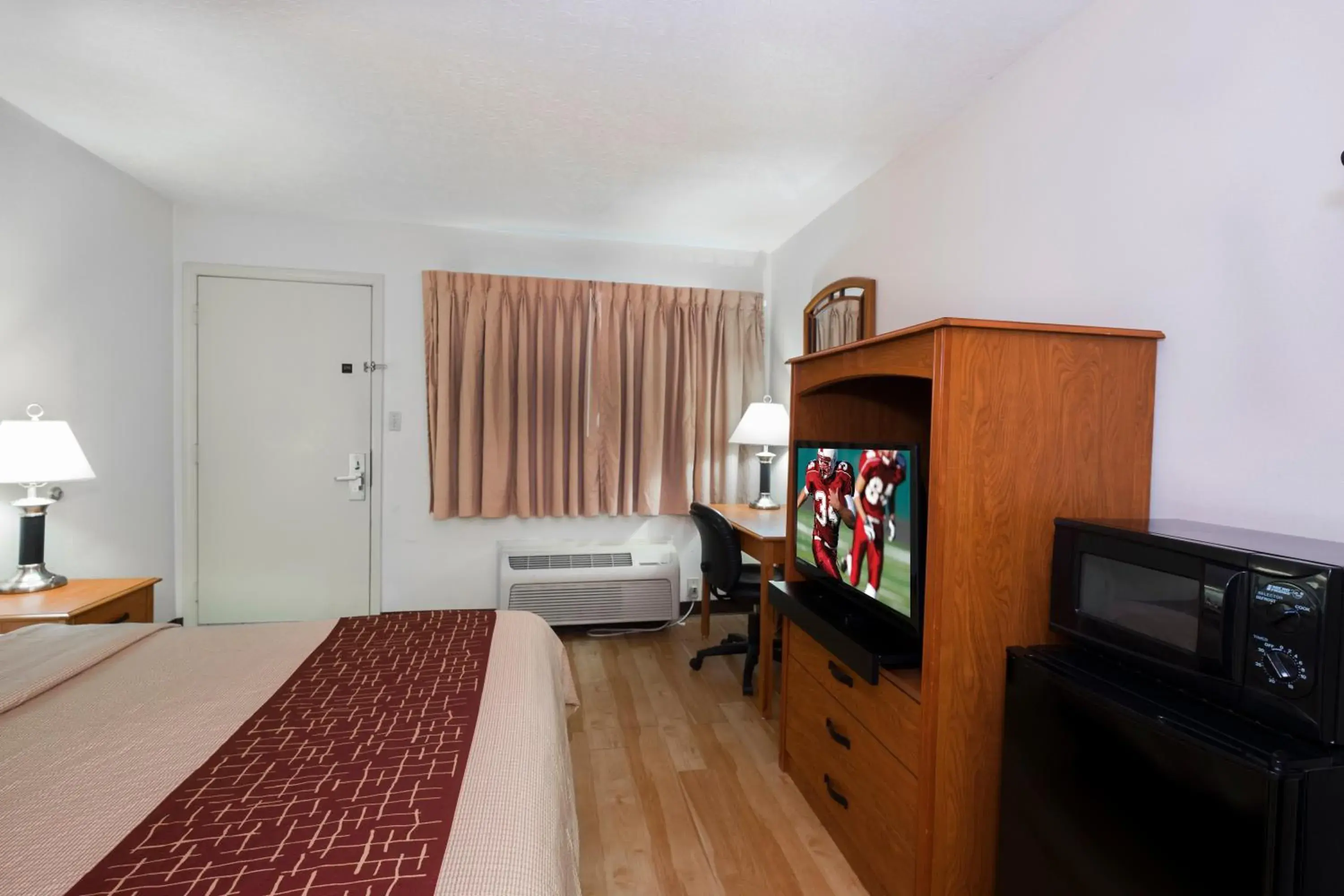 Photo of the whole room, TV/Entertainment Center in Red Roof Inn Columbus Northeast Westerville