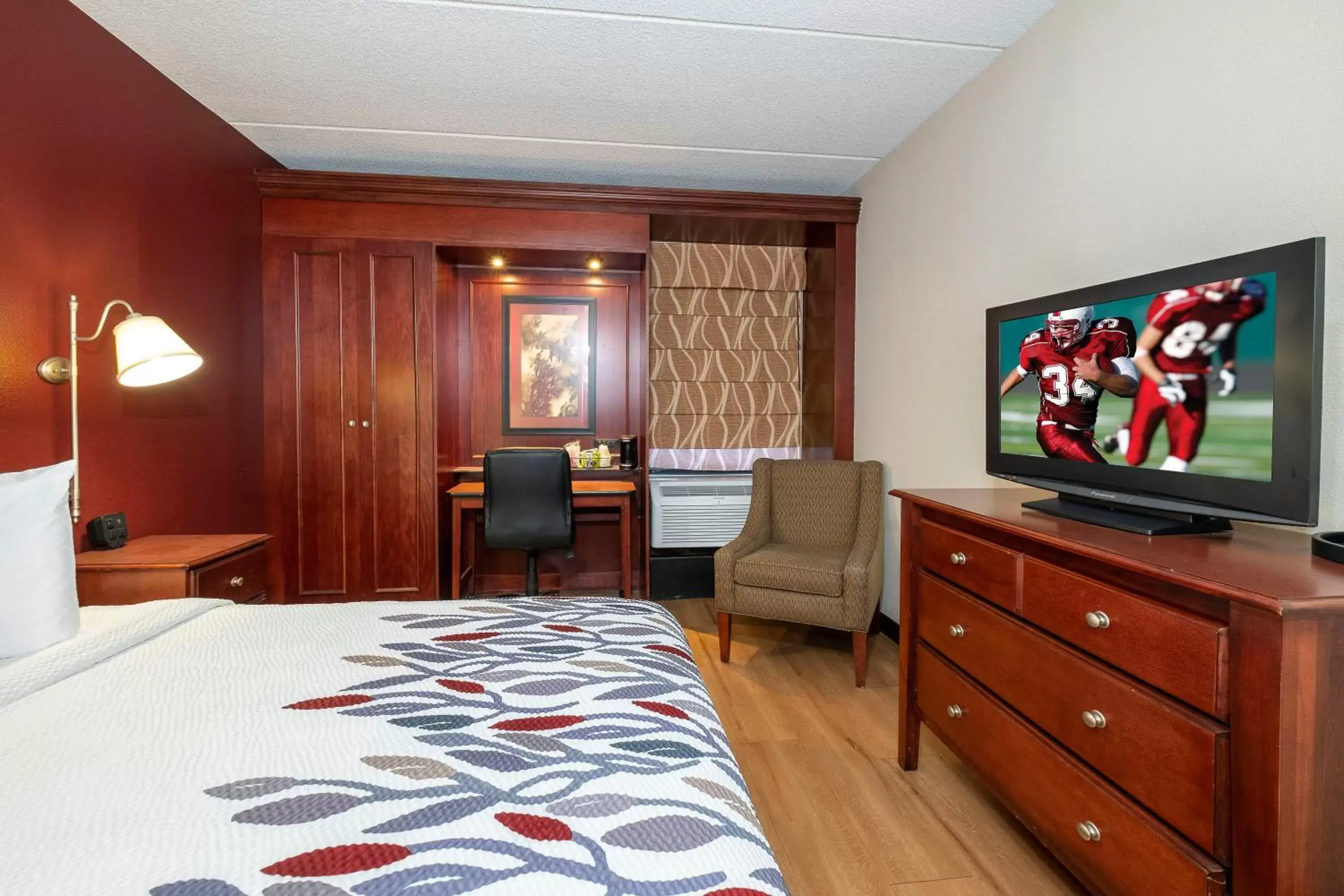 Photo of the whole room, TV/Entertainment Center in Red Roof Inn Meriden
