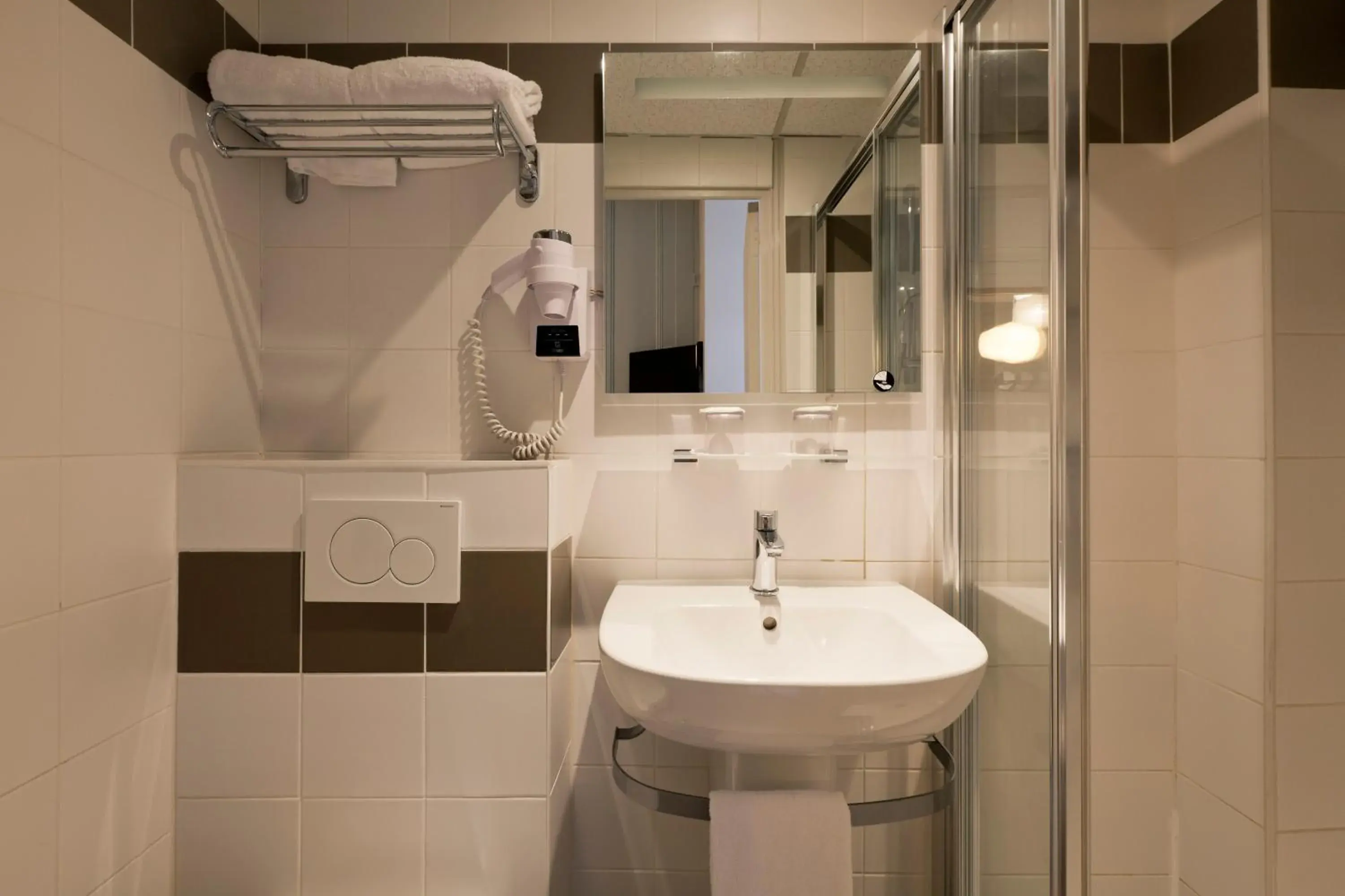 Shower, Bathroom in HÃ´tel du Dauphin