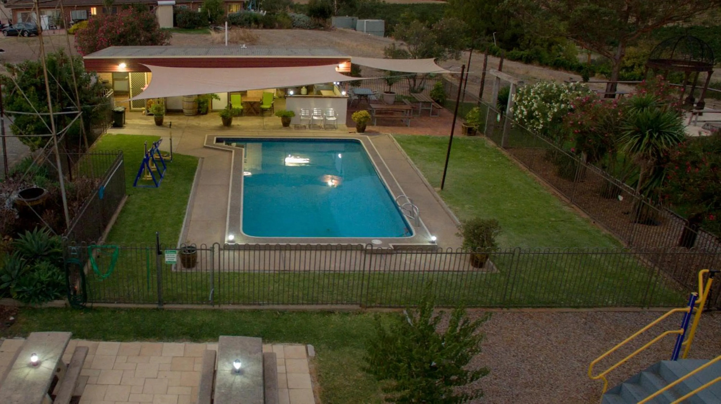 Swimming pool in Angaston Vineyards Motel