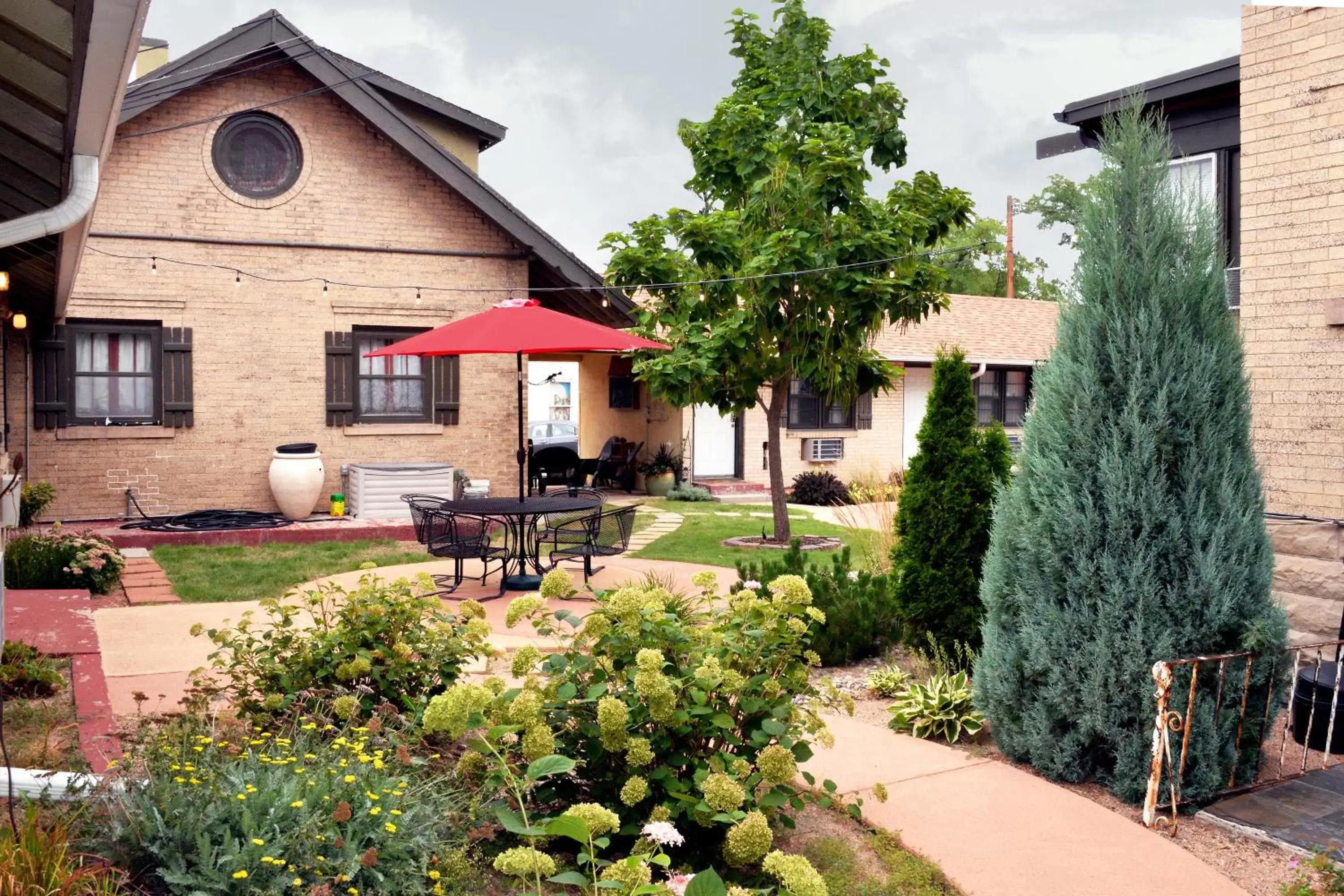 Garden, Property Building in The Crest Motel