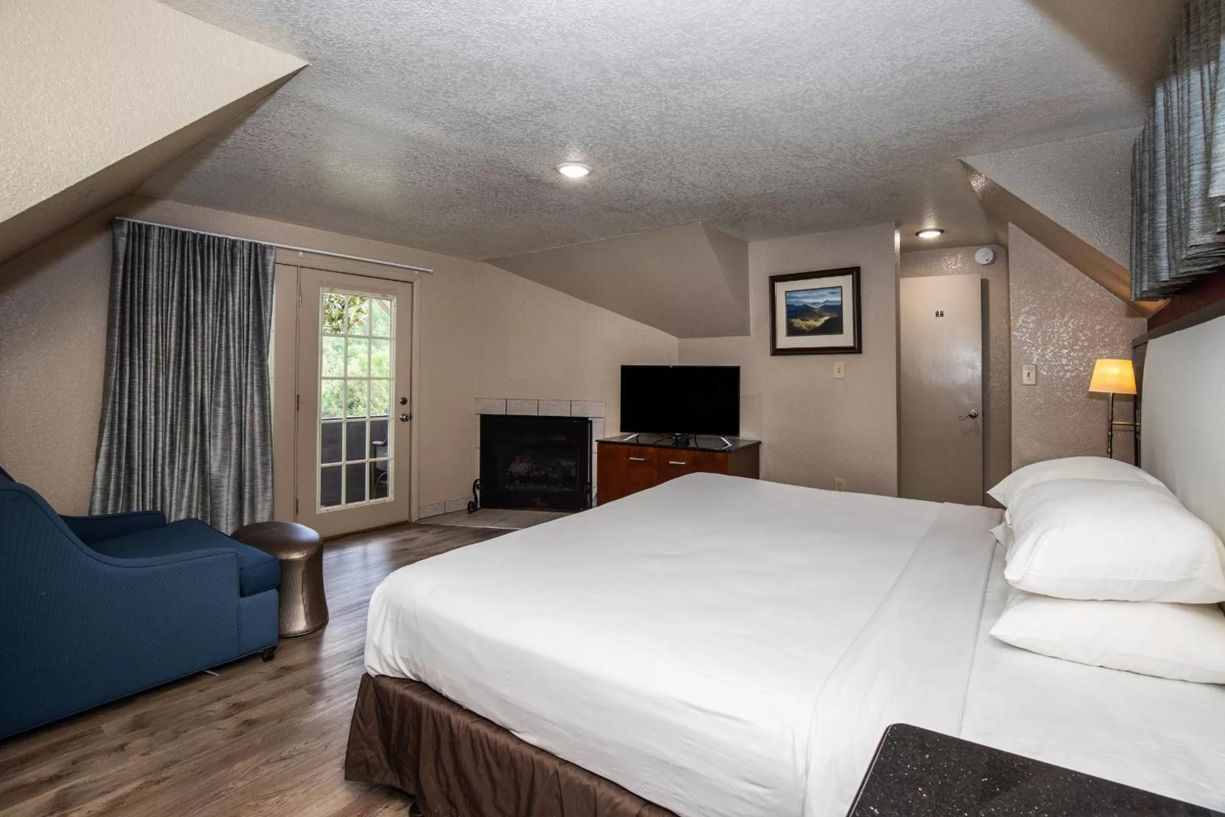 Photo of the whole room, Bed in Chalet Inn