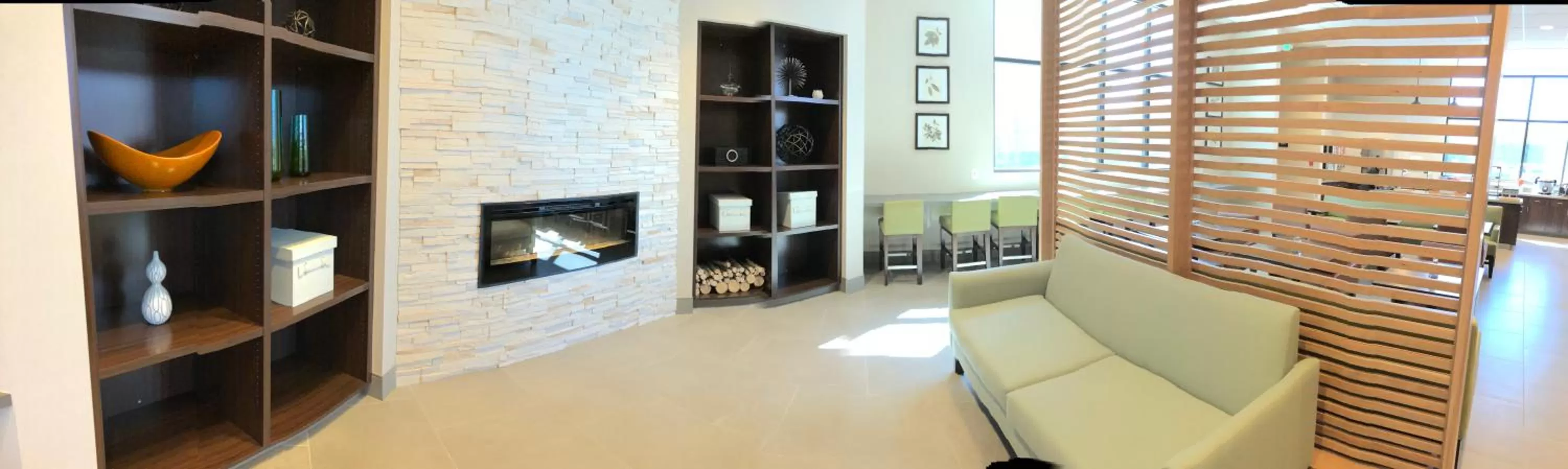 Communal lounge/ TV room in Country Inn & Suites by Radisson, San Jose International Airport, CA